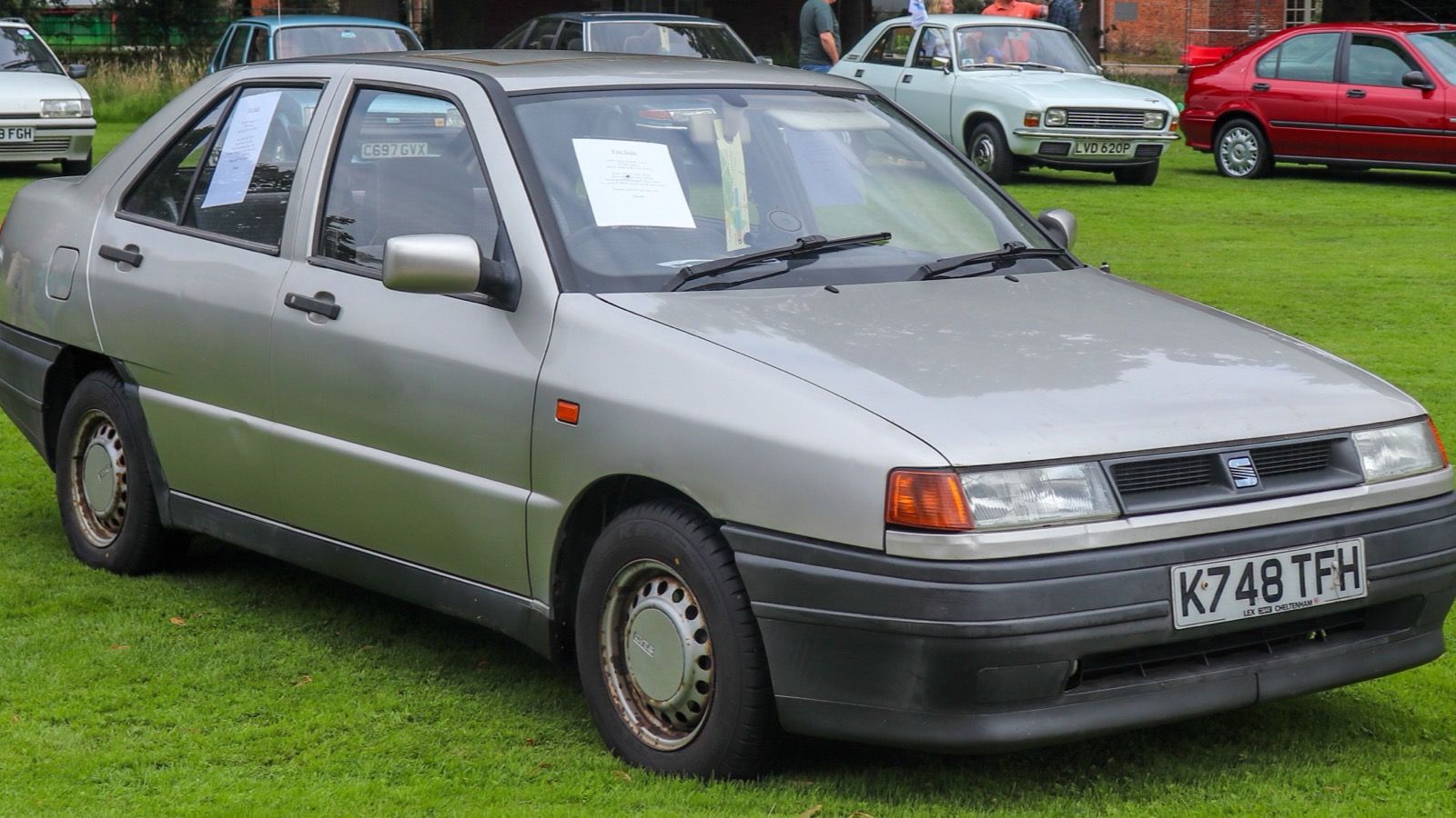 Silver 1993 SEAT Toledo Mk1 (1L) five-door liftback saloon, front three-quarter view