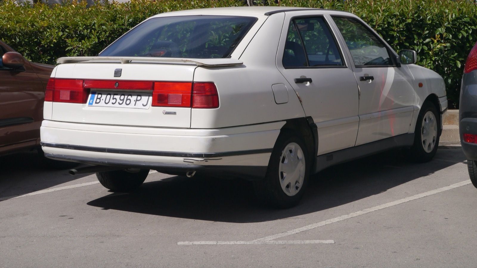 White 1995 SEAT Toledo Mk1 GLX liftback saloon, rear three-quarter view
