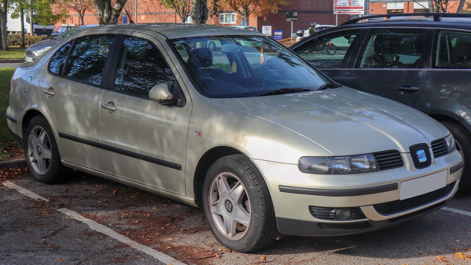 Gold 2004 SEAT Toledo Mk2 (1M) saloon, front three-quarter view