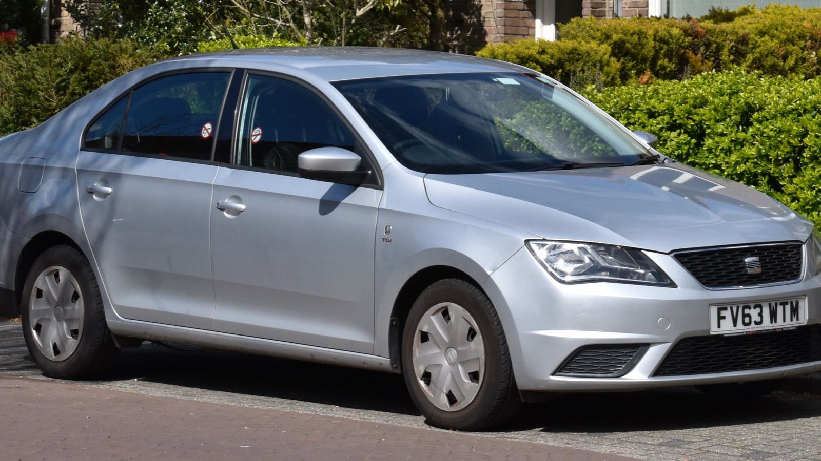 Silver 2014 SEAT Toledo Mk4 (NH) liftback saloon, front three-quarter view