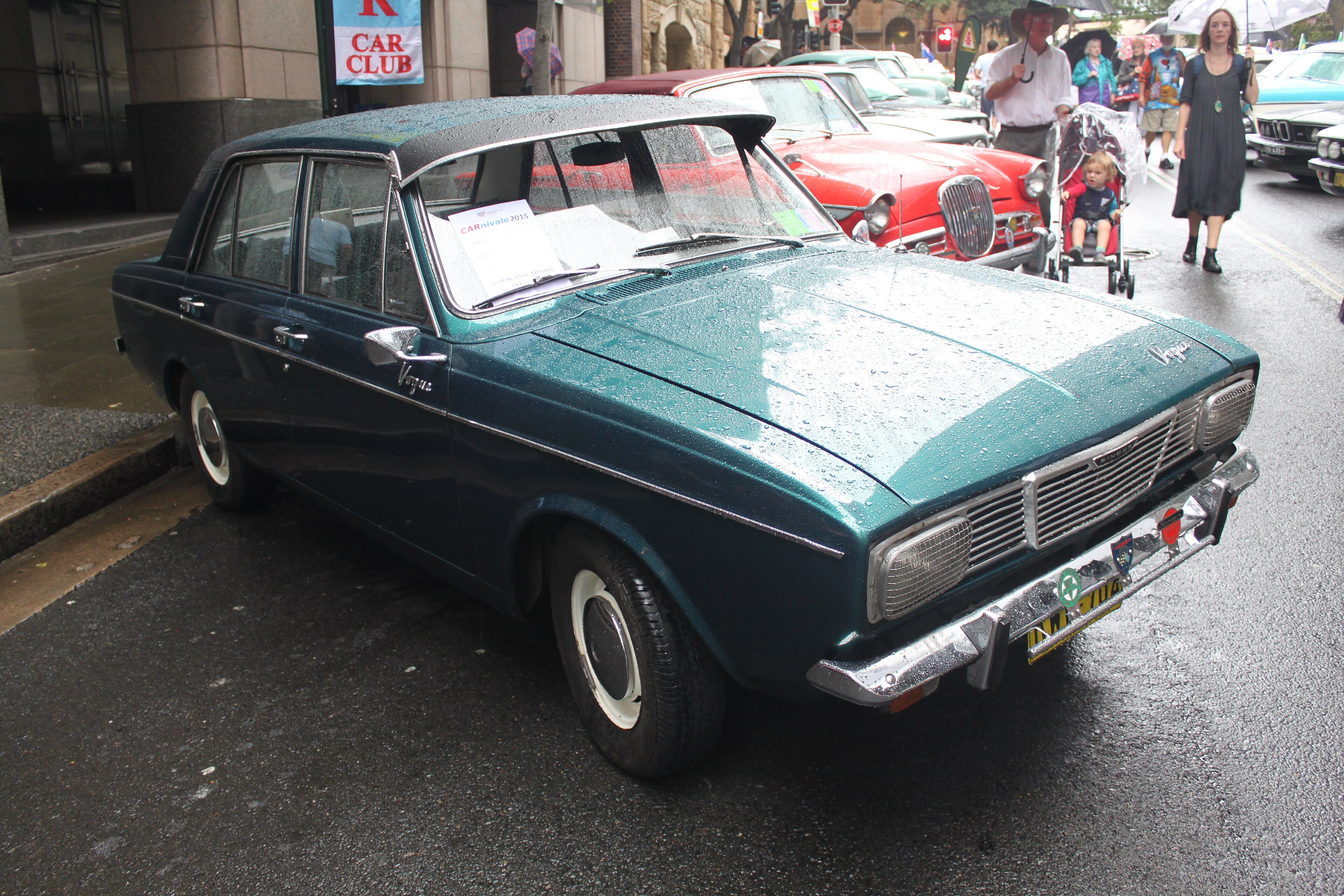 Singer New Vogue Arrow-platform saloon, front three-quarter view