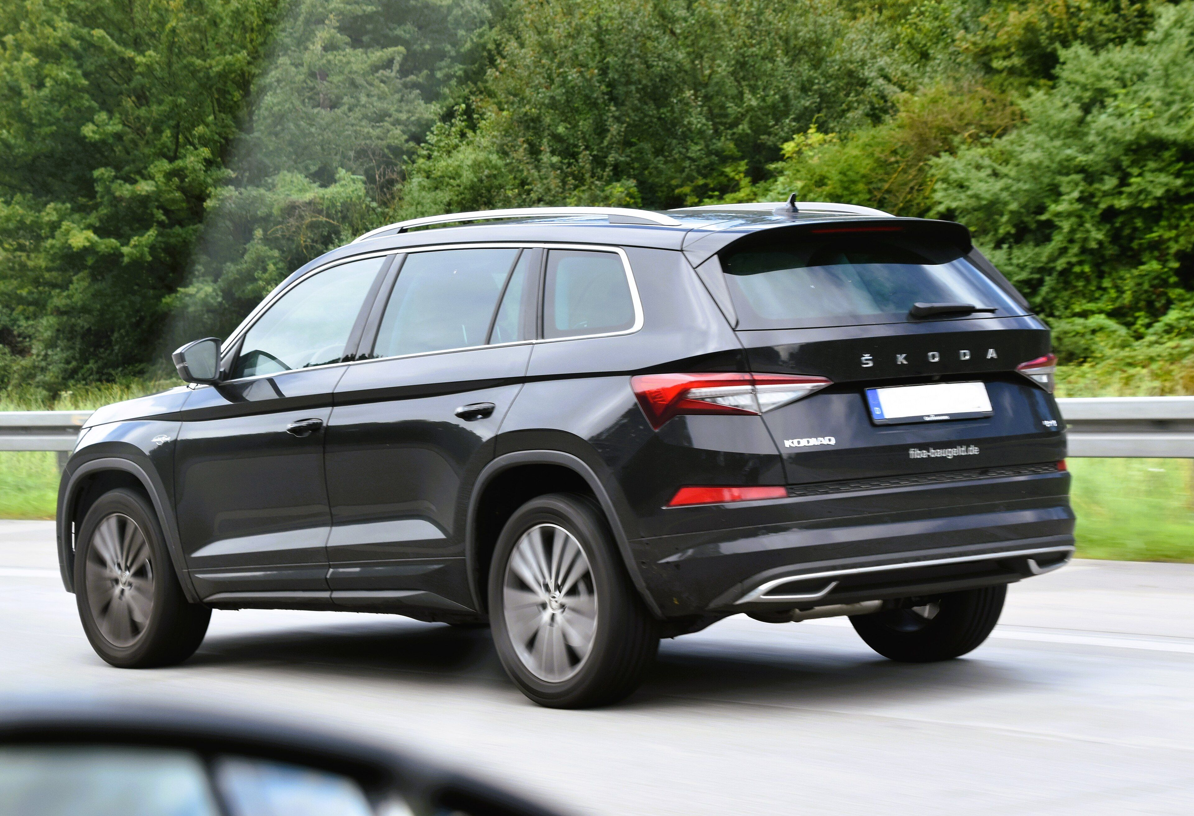 2020 Škoda Kodiaq SUV, front three-quarter view