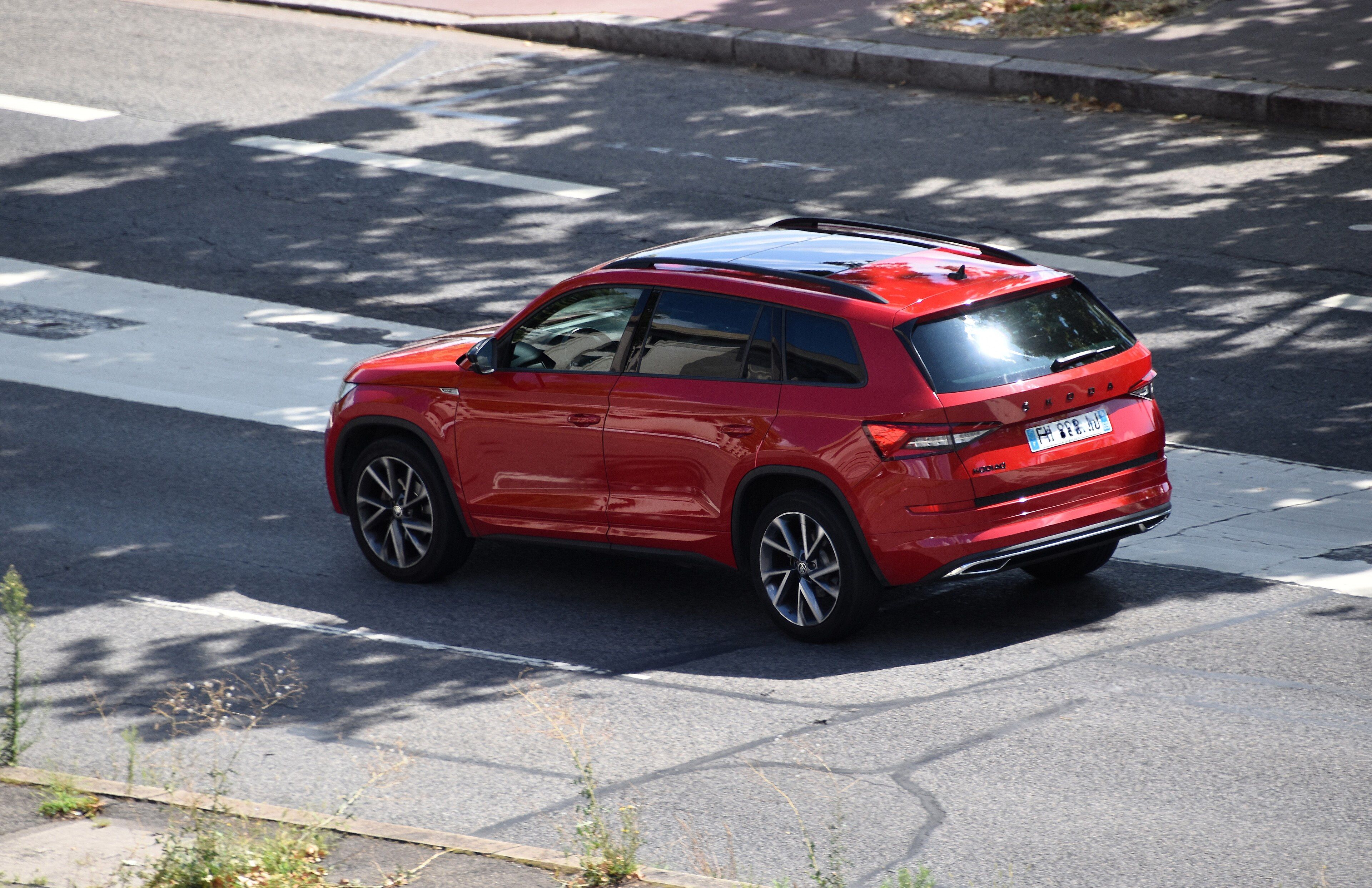 2022 Škoda Kodiaq SUV, front three-quarter view