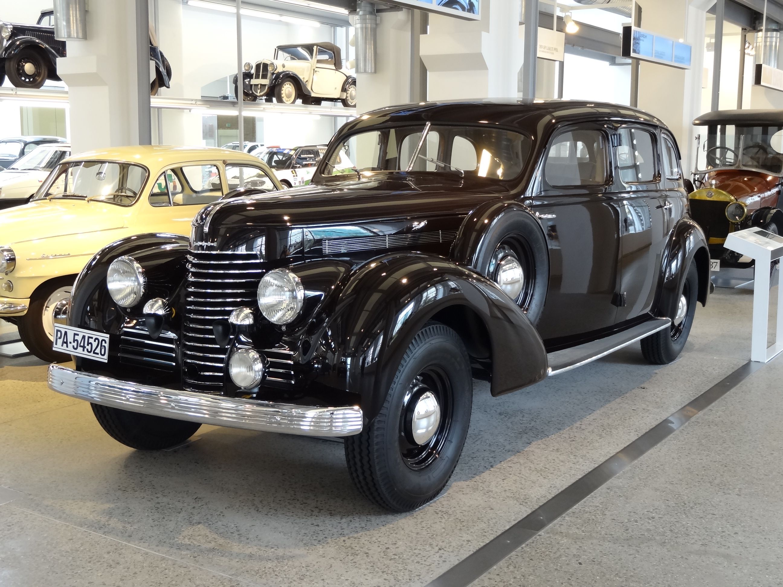 1940 Škoda Superb 4000 (typ 919) on museum display, front three-quarter view