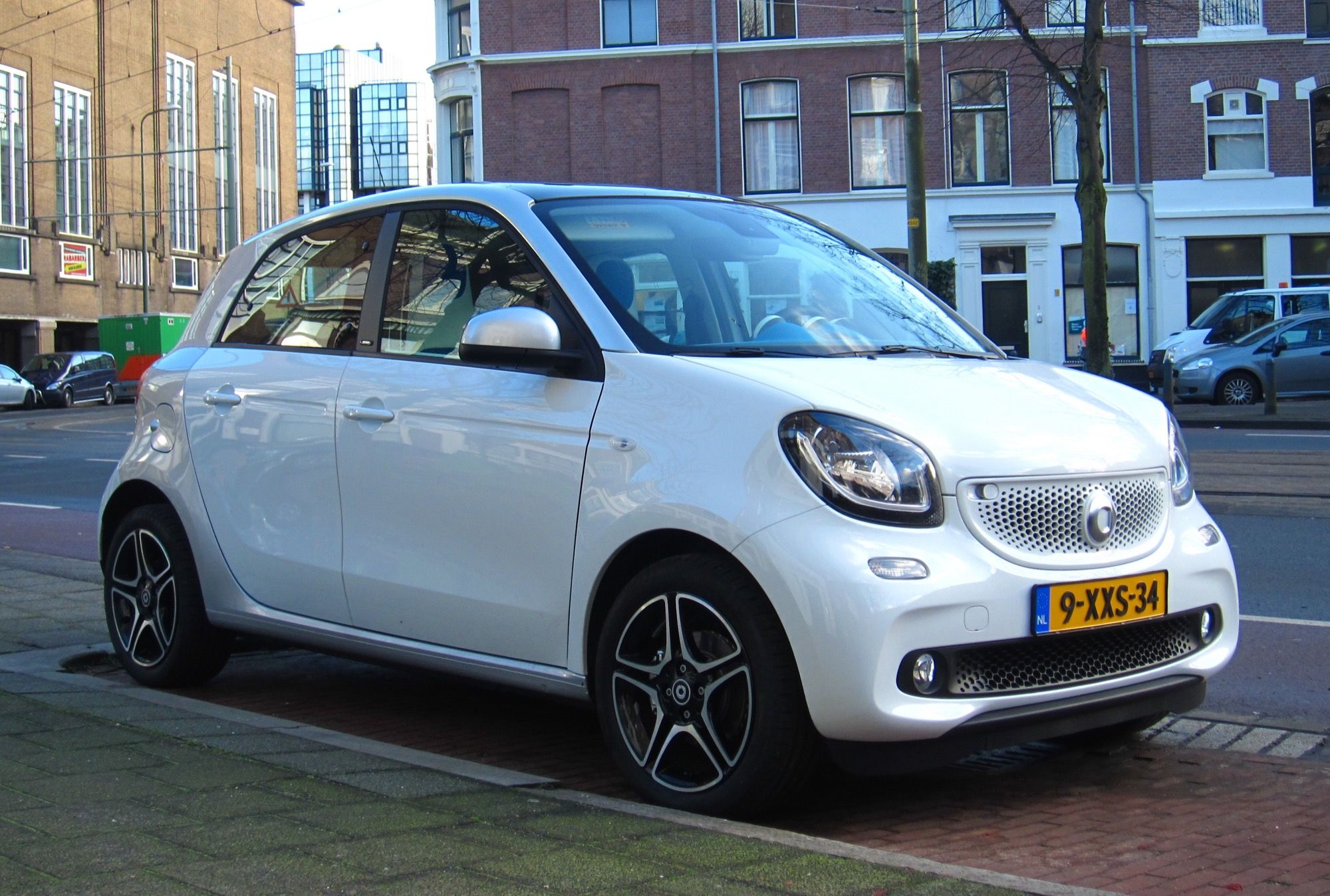 White 2014 Smart Forfour (C453) five-door hatchback, front three-quarter view