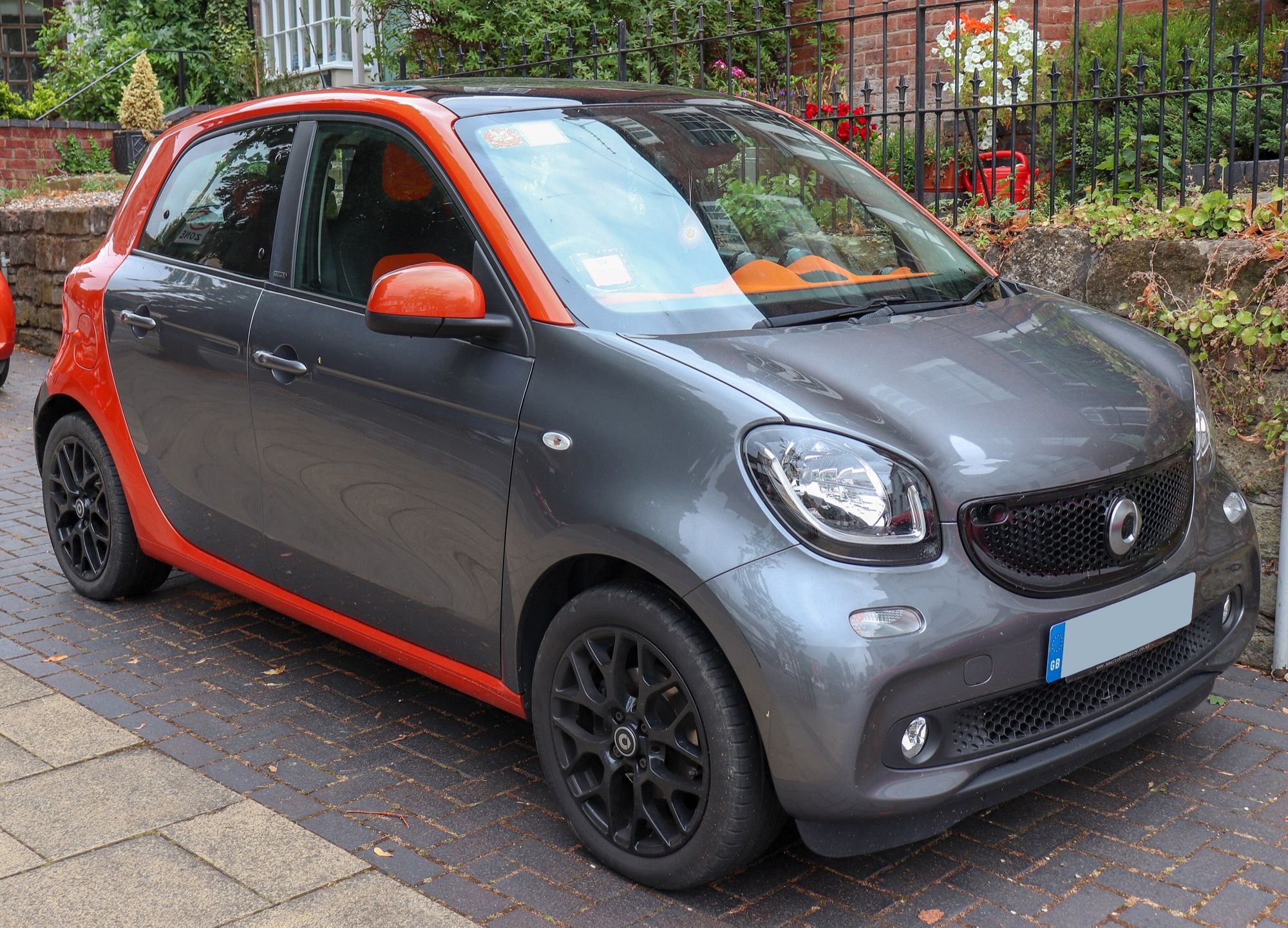 Grey and orange 2015 Smart Forfour Edition1 (C453), front three-quarter view