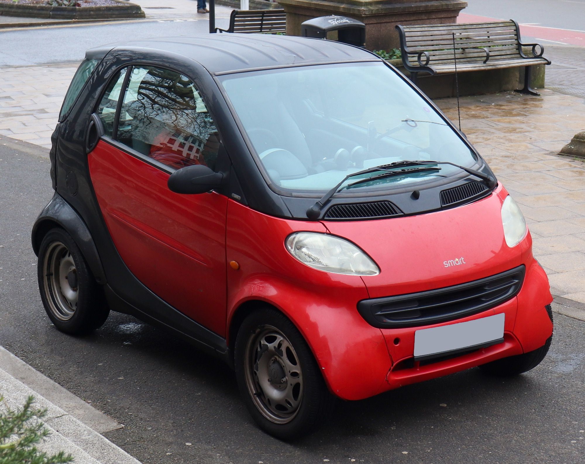 Red 2001 Smart City-Coupé (W450), front three-quarter view