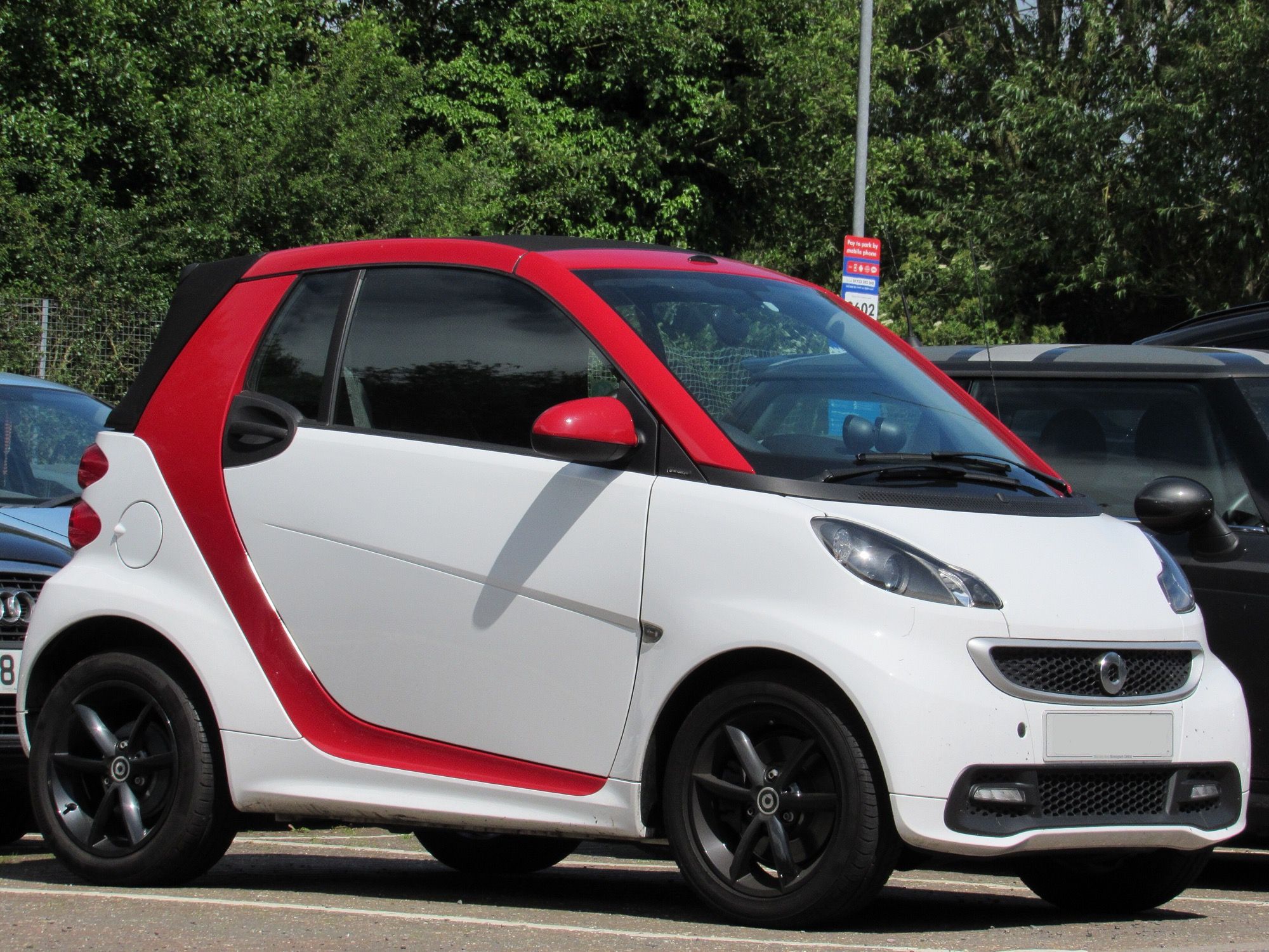 White and red 2014 Smart Fortwo Grandstyle Edition cabriolet (W451), front three-quarter view