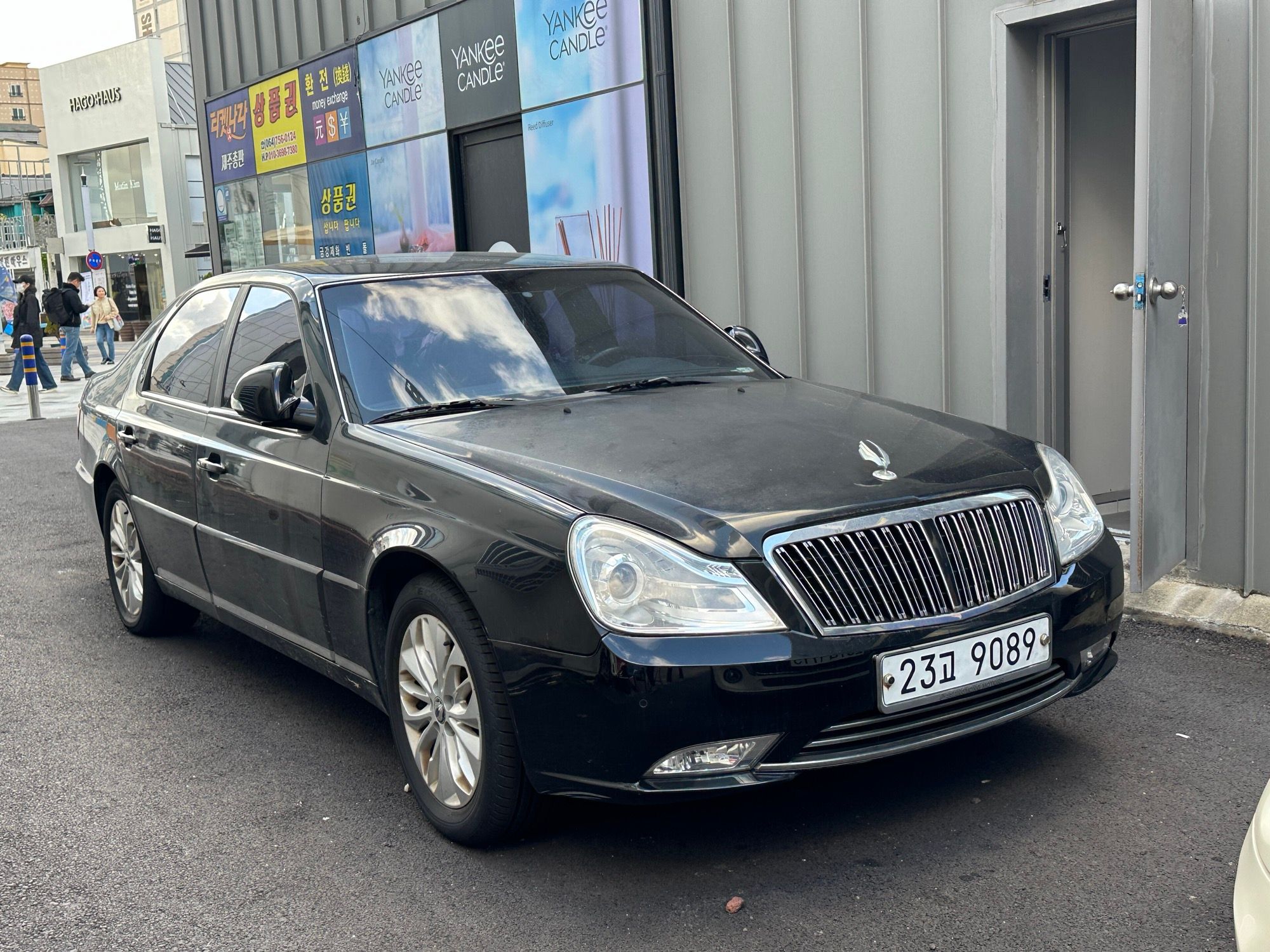 2011 facelift SsangYong Chairman H sedan, front three-quarter view
