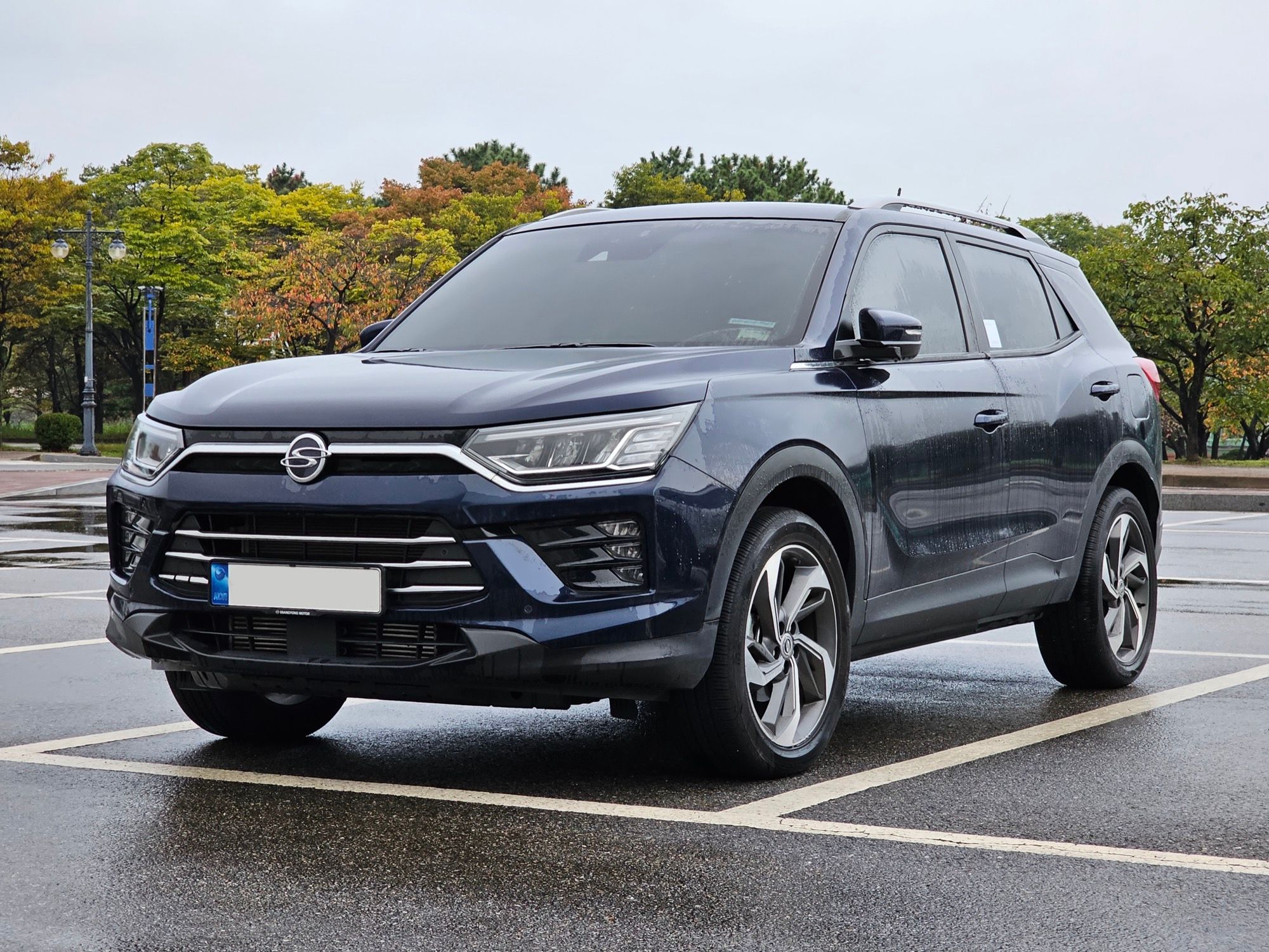 Blue fourth-generation SsangYong Korando C300, front three-quarter view