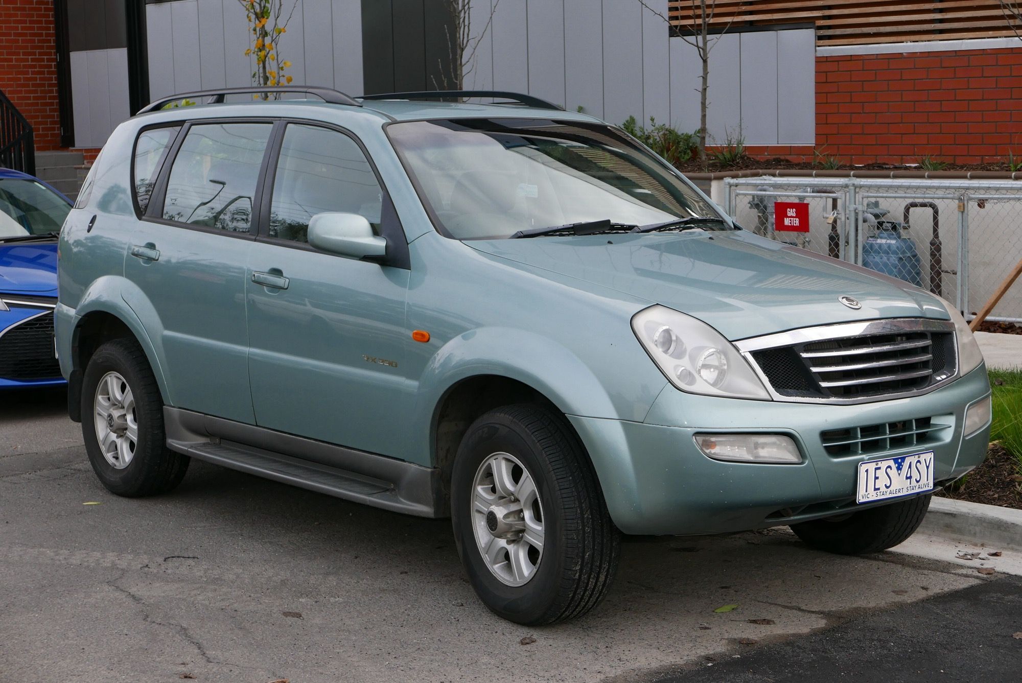 2003 SsangYong Rexton RX290 wagon, front three-quarter view