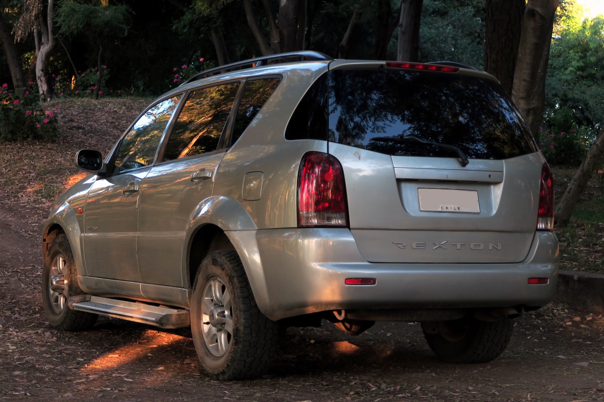 2004 SsangYong Rexton RX290, front three-quarter view
