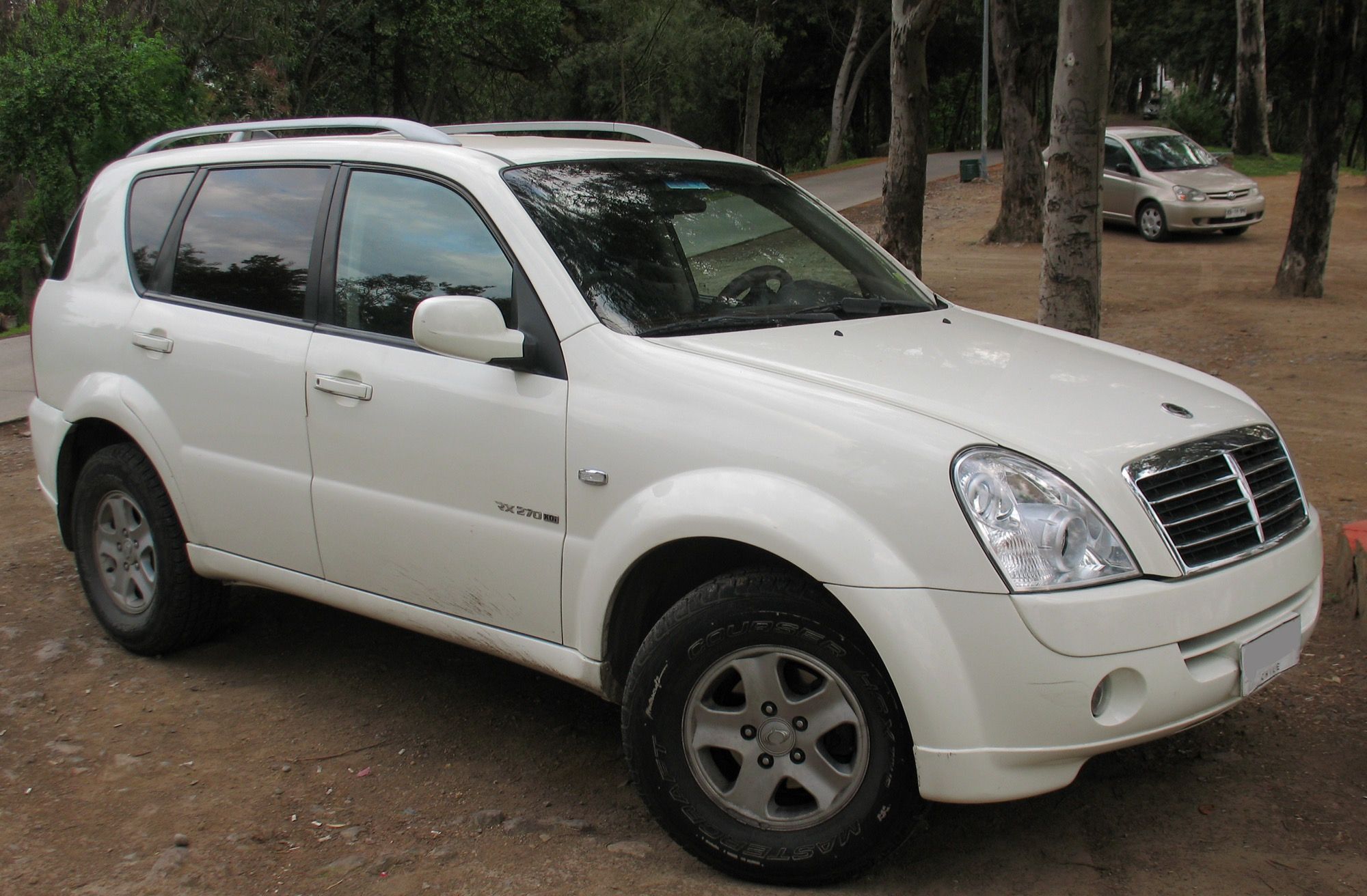 2010 SsangYong Rexton RX270 XDi, front three-quarter view