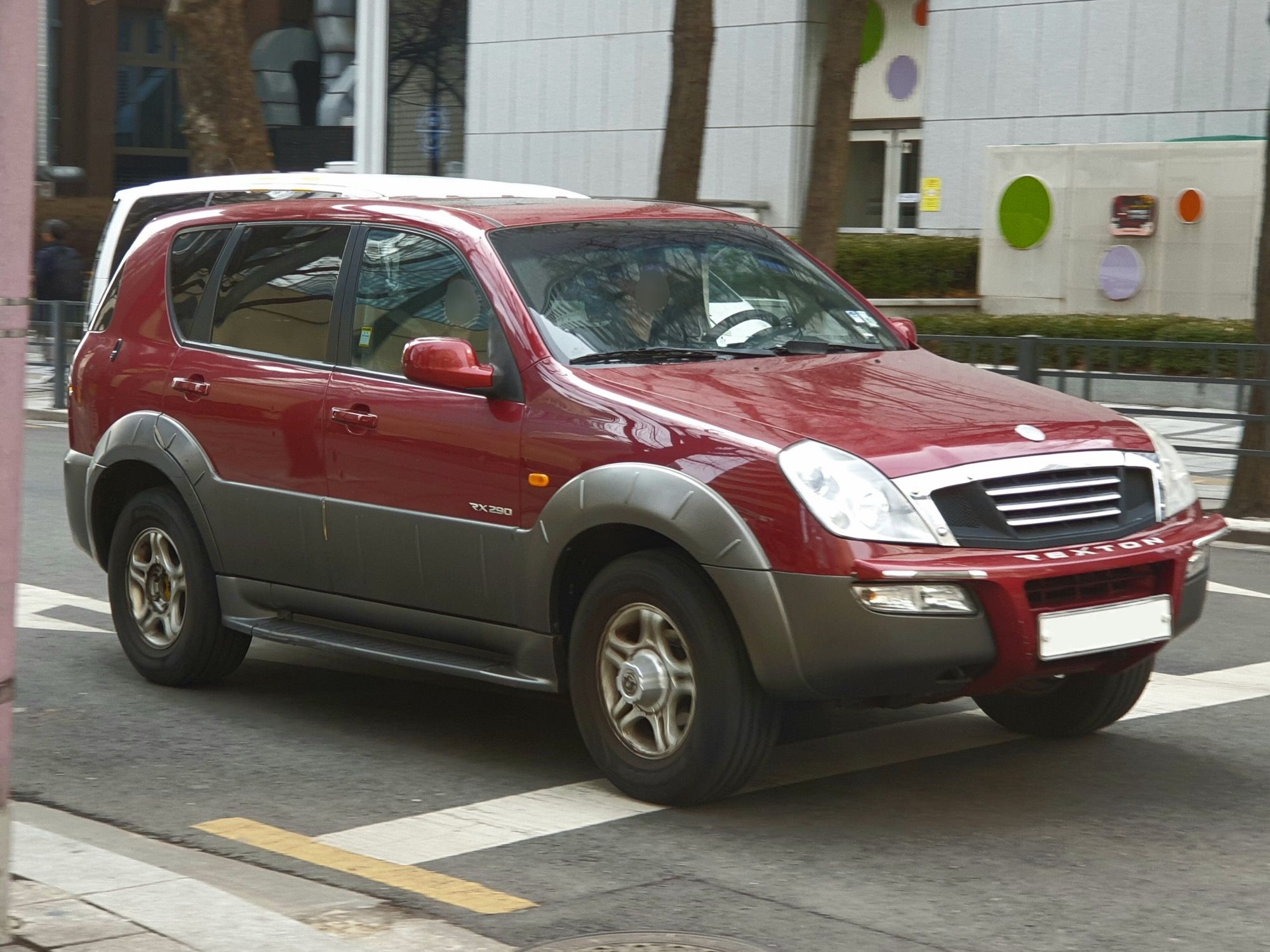 Red first-generation SsangYong Rexton RX290, front three-quarter view