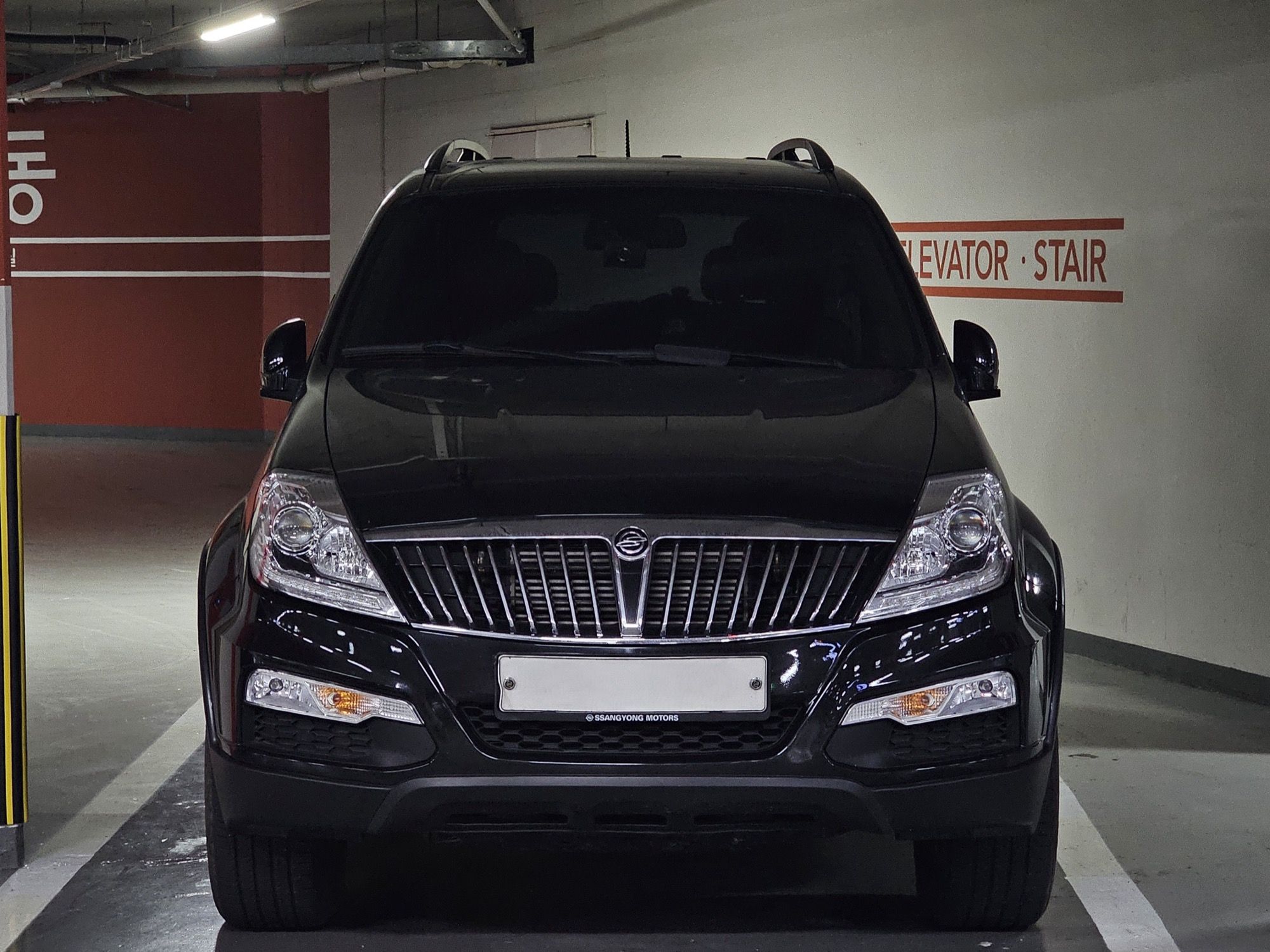 Black second-generation SsangYong Rexton Y400, front three-quarter view