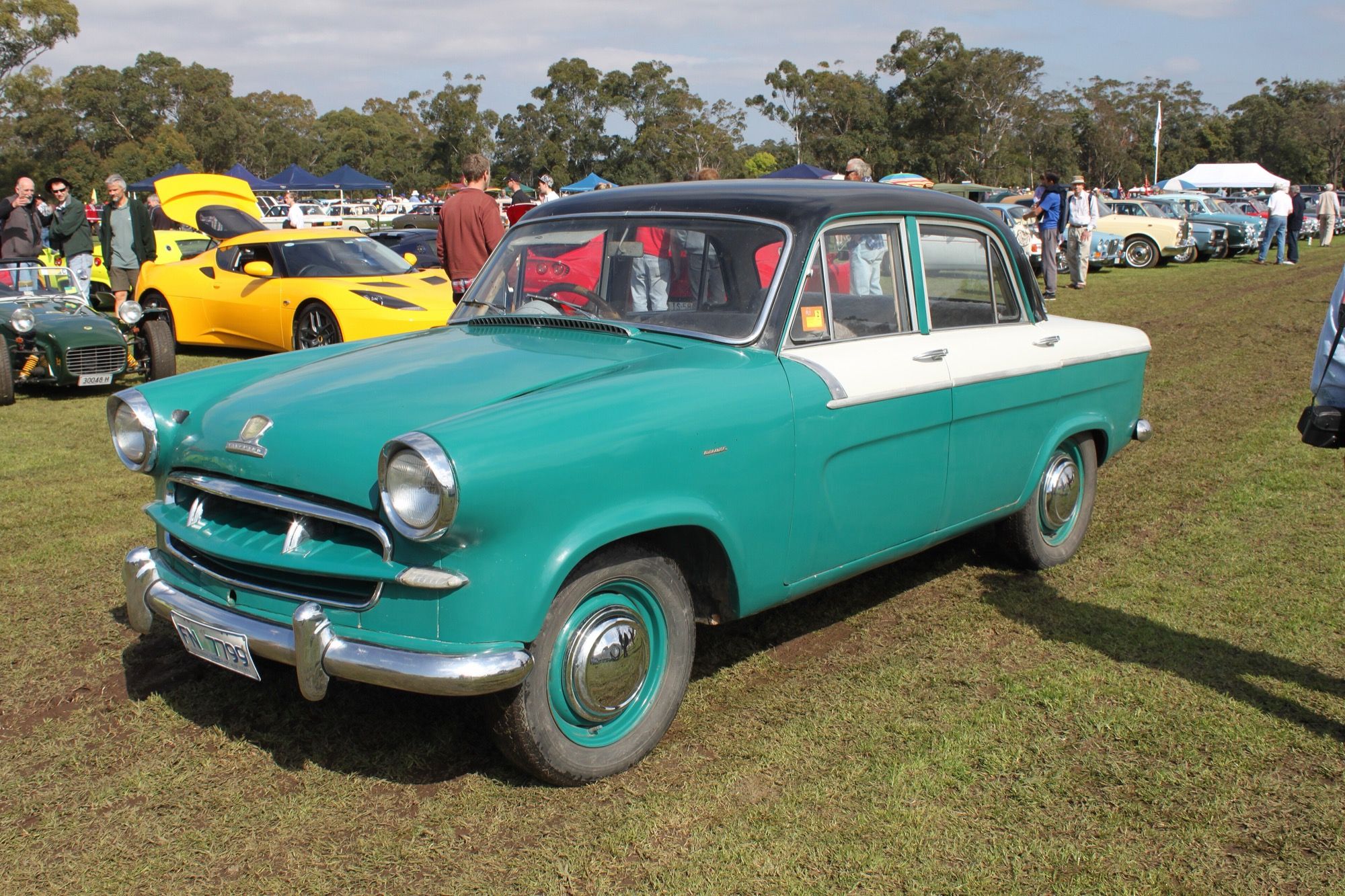 Standard Vanguard Phase III monocoque saloon, front three-quarter view