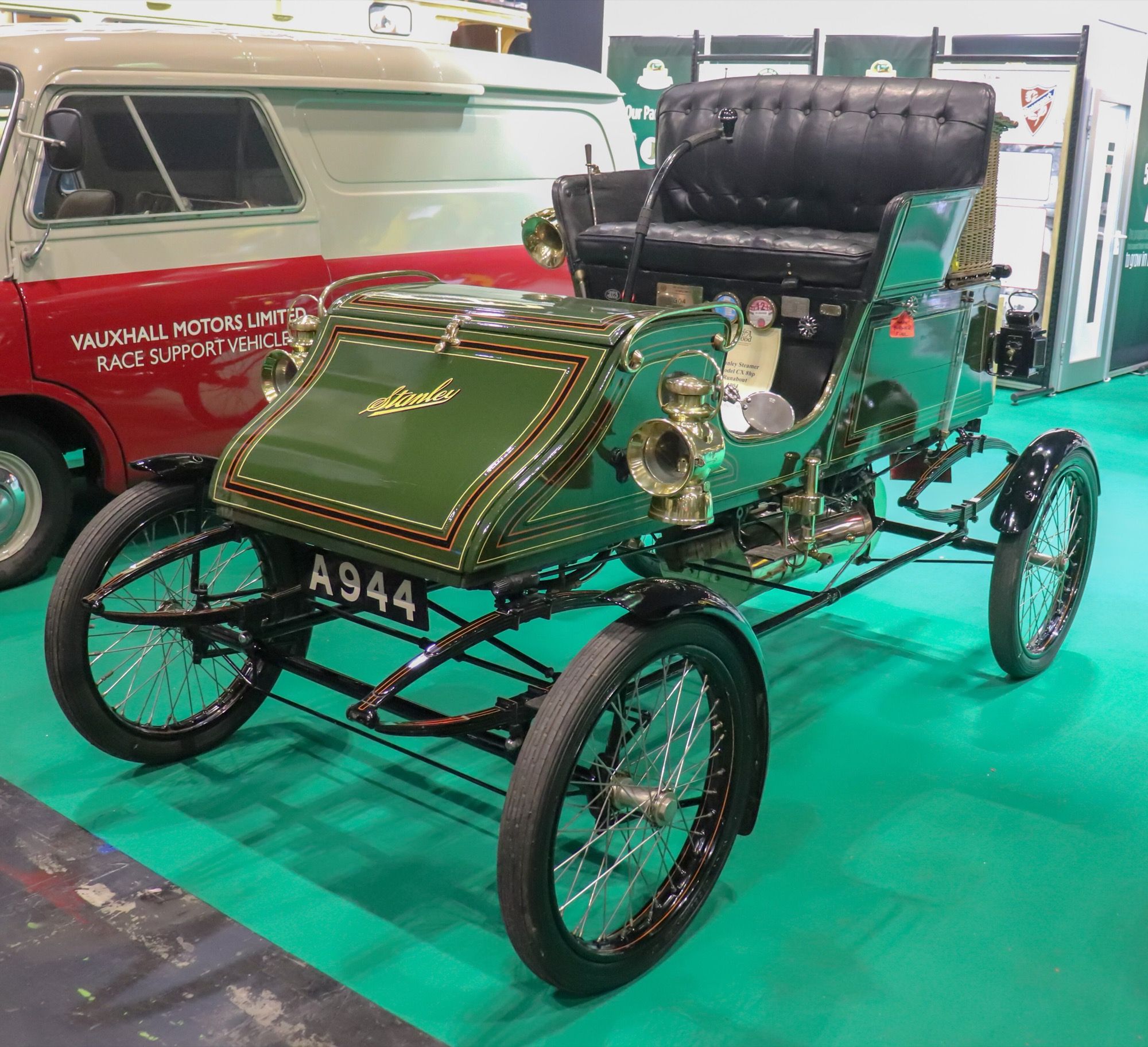 Green 1903 Stanley Steamer Model CX 8 HP runabout, front three-quarter view
