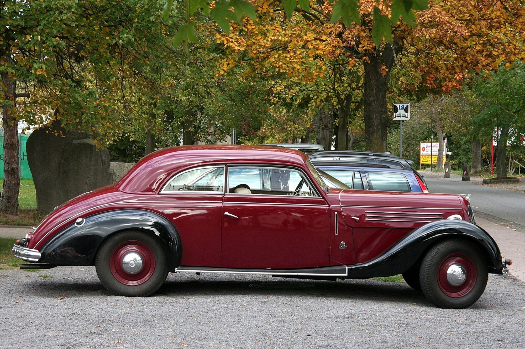 Maroon 1940 Stoewer Arkona with black fenders, side profile