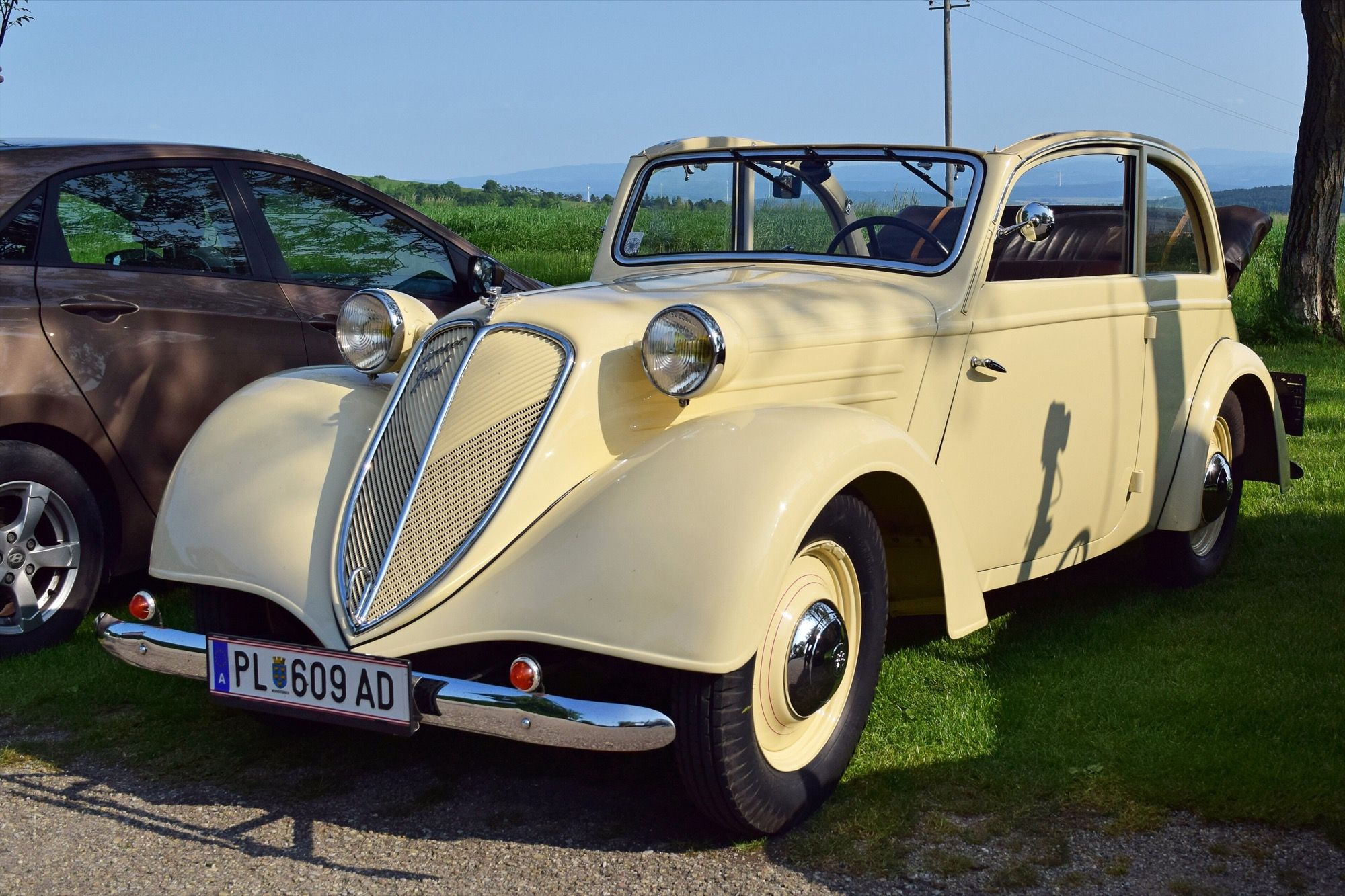 Cream 1937 Stoewer Greif Junior Kabriolett-Limousine, front three-quarter view