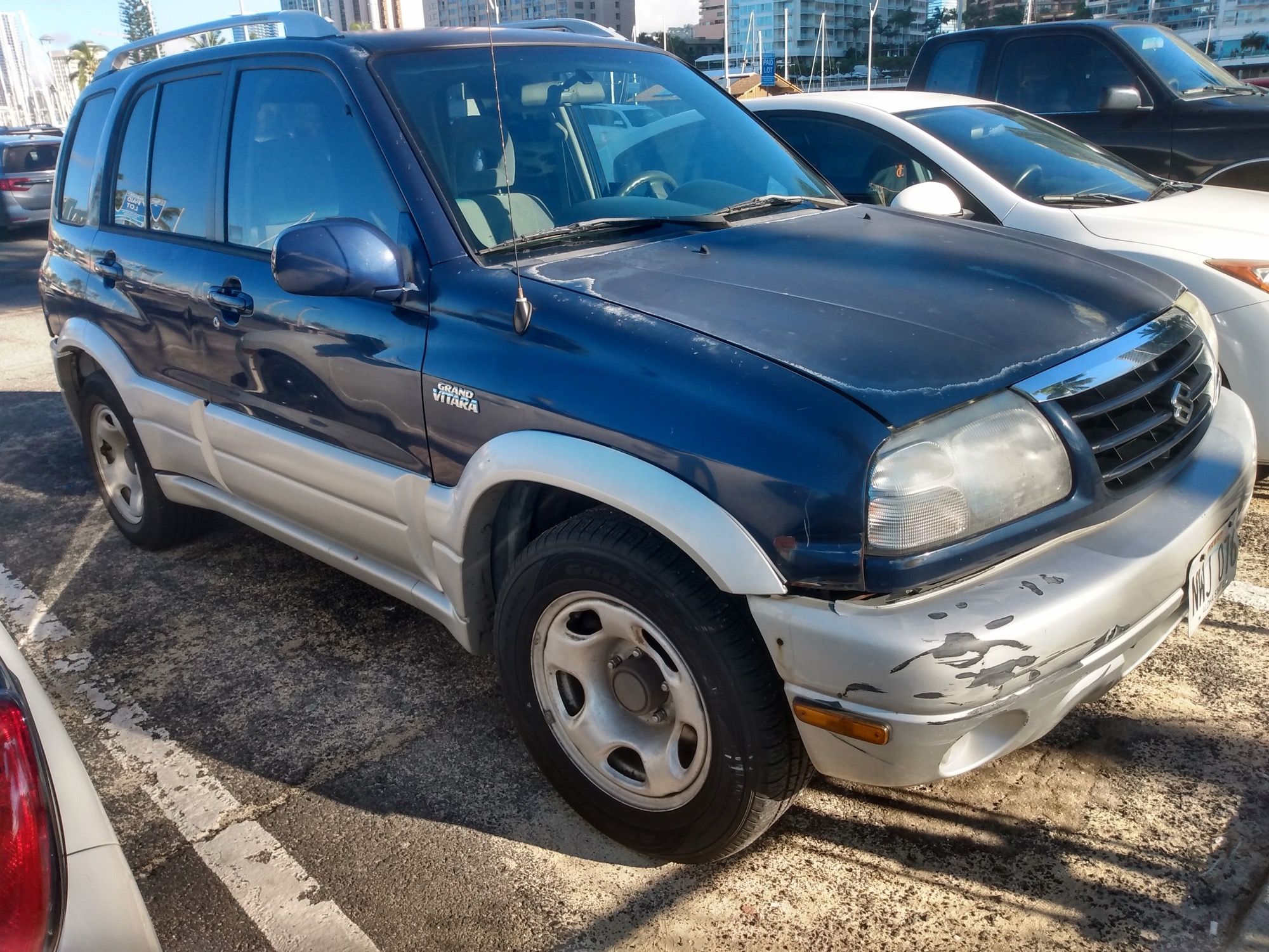 2000 Suzuki Grand Vitara JLX, front three-quarter view