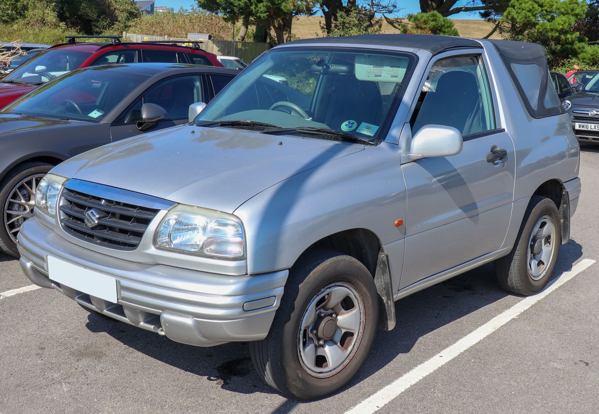 Silver 2002 Suzuki Grand Vitara 16V Sport, front view
