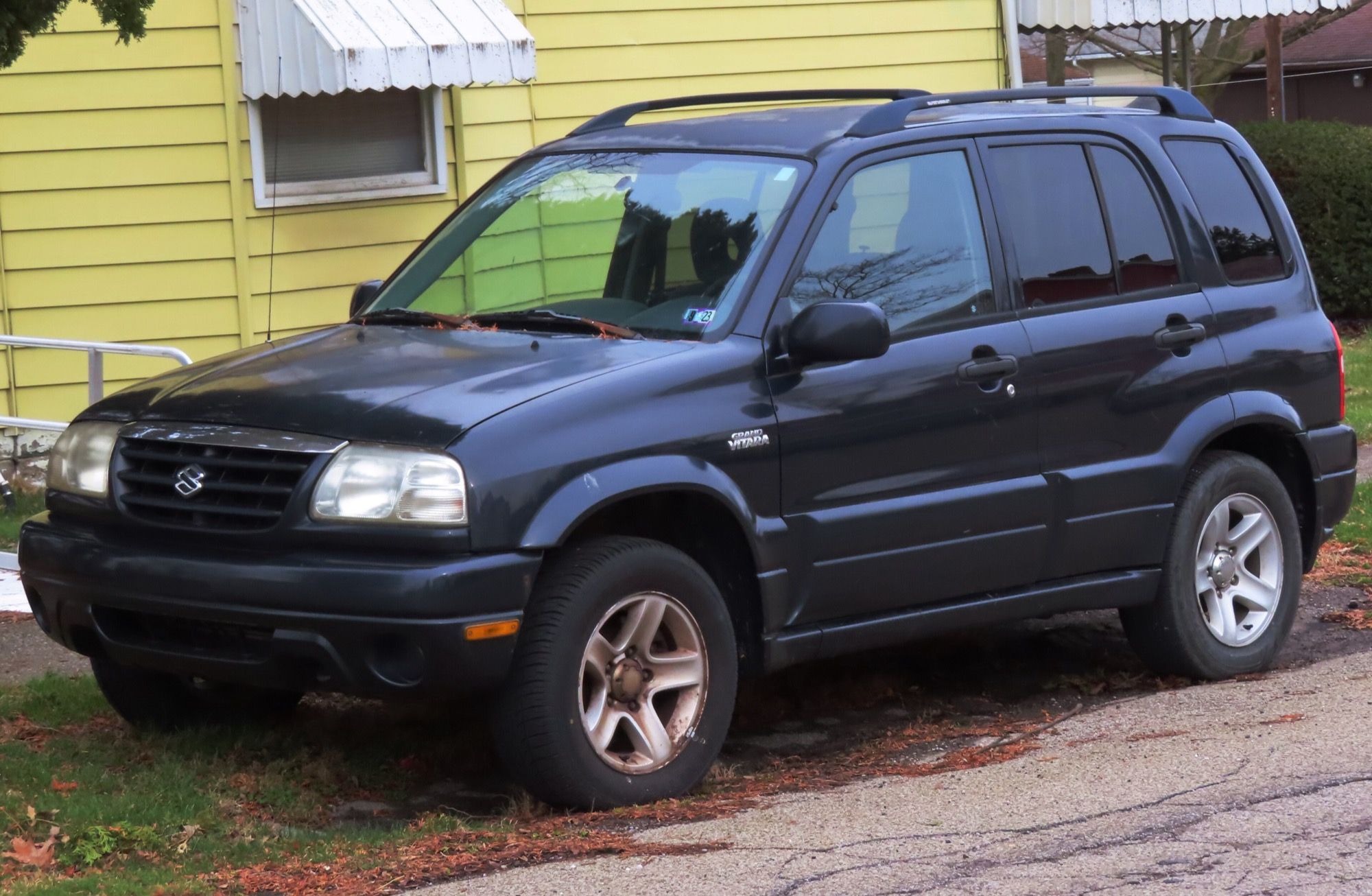 2003 Suzuki Grand Vitara 4WD, front-left view