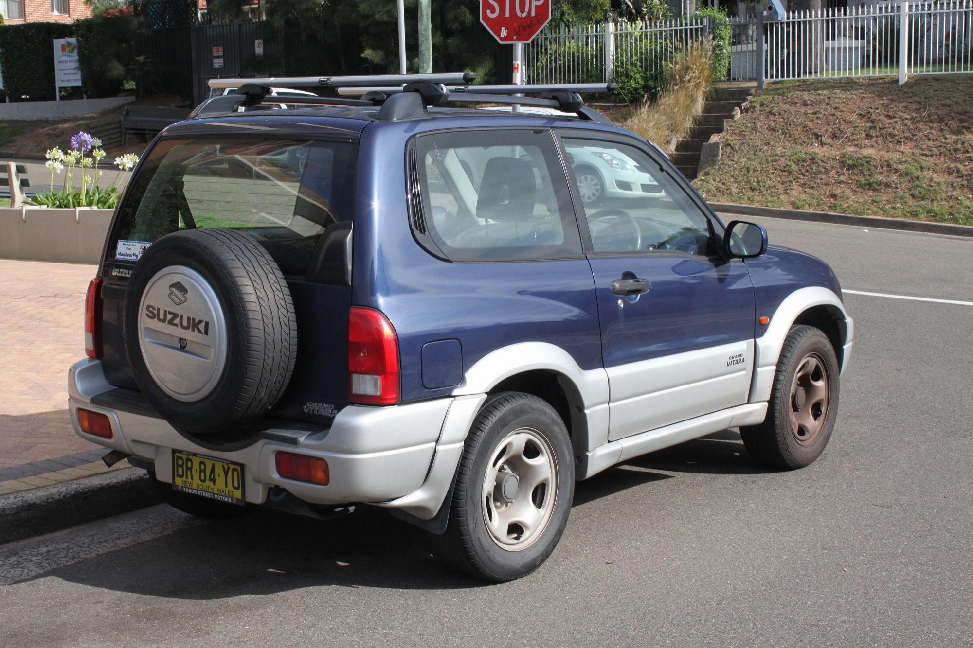 2005 Suzuki Grand Vitara SQ420 S4 hardtop, front three-quarter view