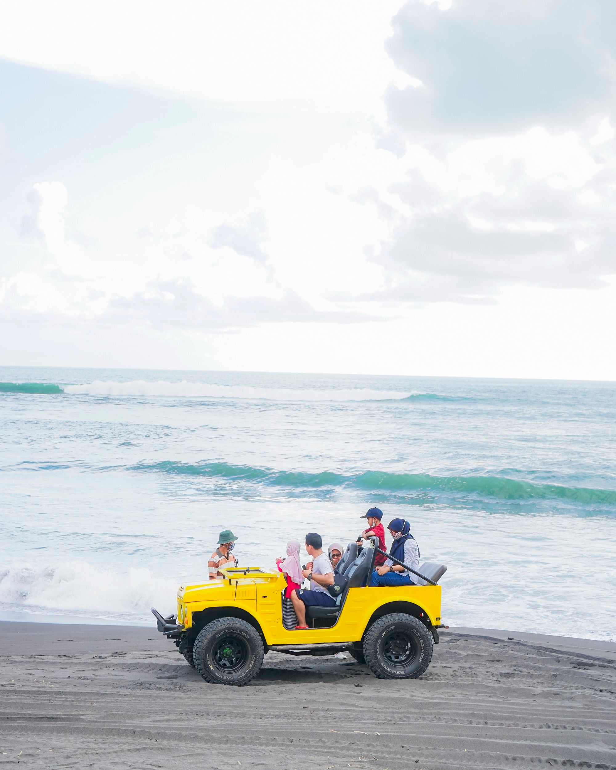 White Suzuki LJ80, the later four-cylinder first-generation Jimny, front three-quarter view