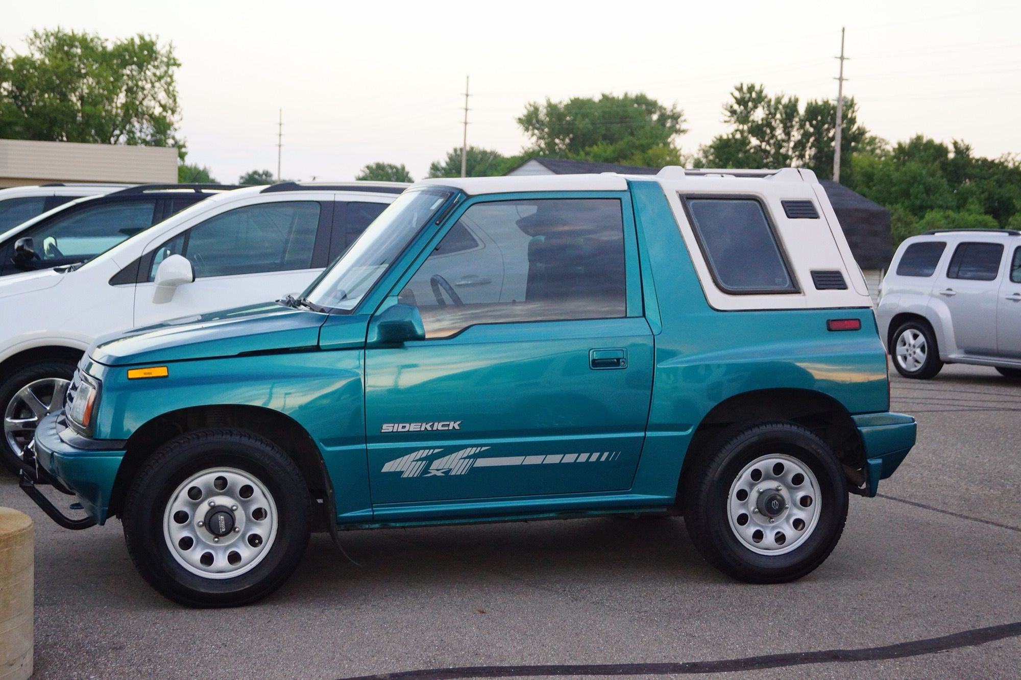 Green 1995 Suzuki Sidekick JX four-door, front three-quarter view