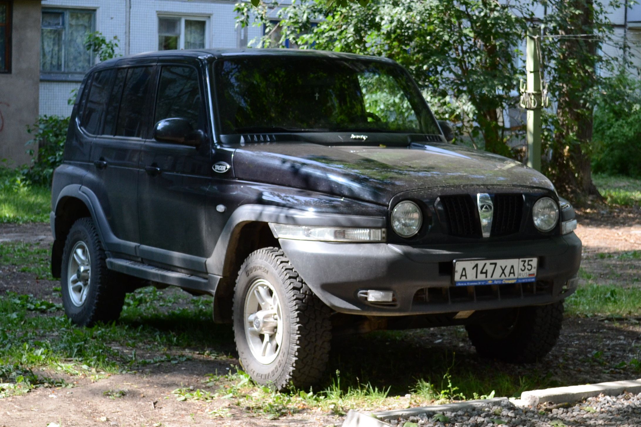 Black TagAZ Tager five-door long-wheelbase SUV, front three-quarter view