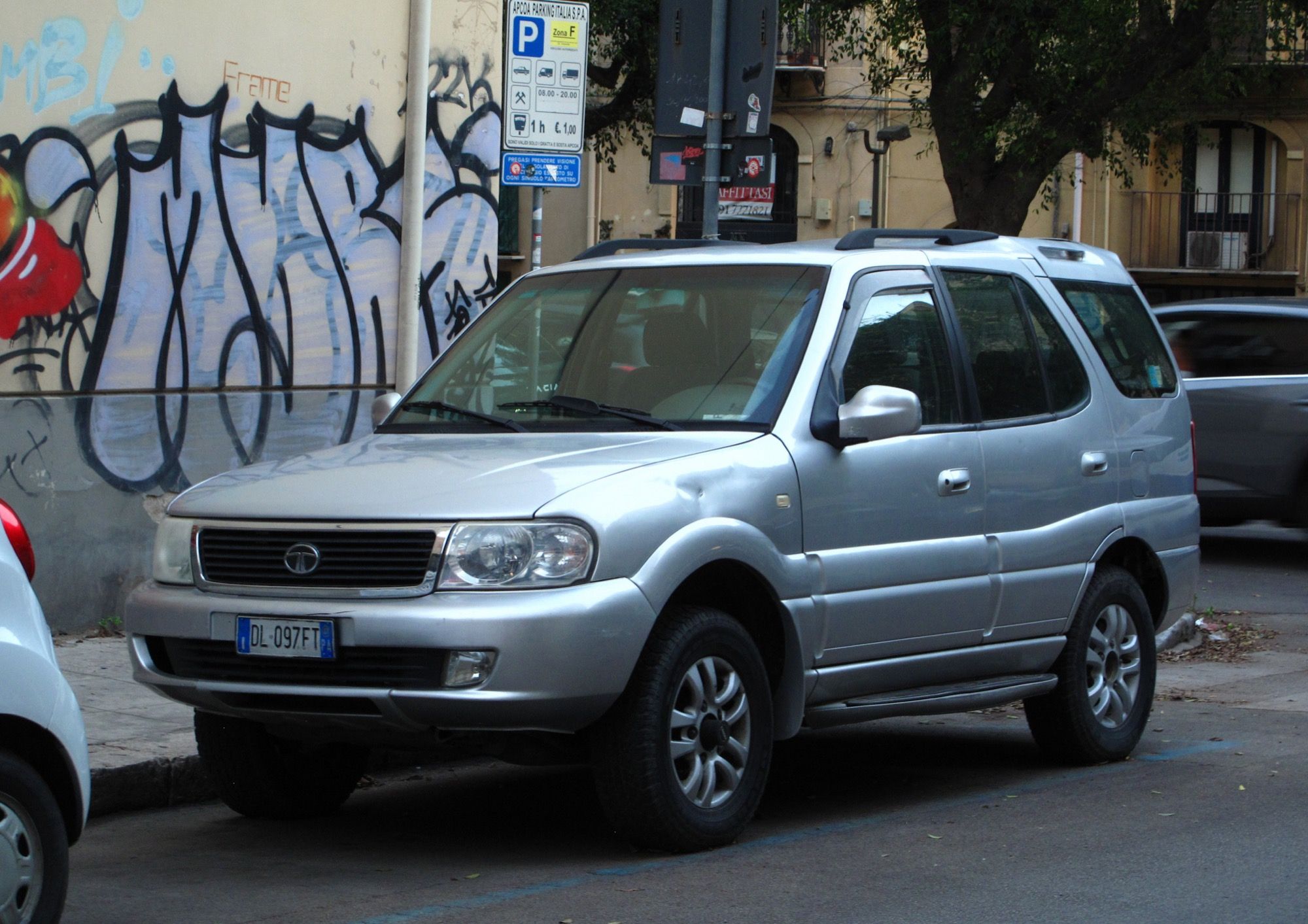Silver first-generation Tata Safari 2.2 DiCOR SUV, front three-quarter view