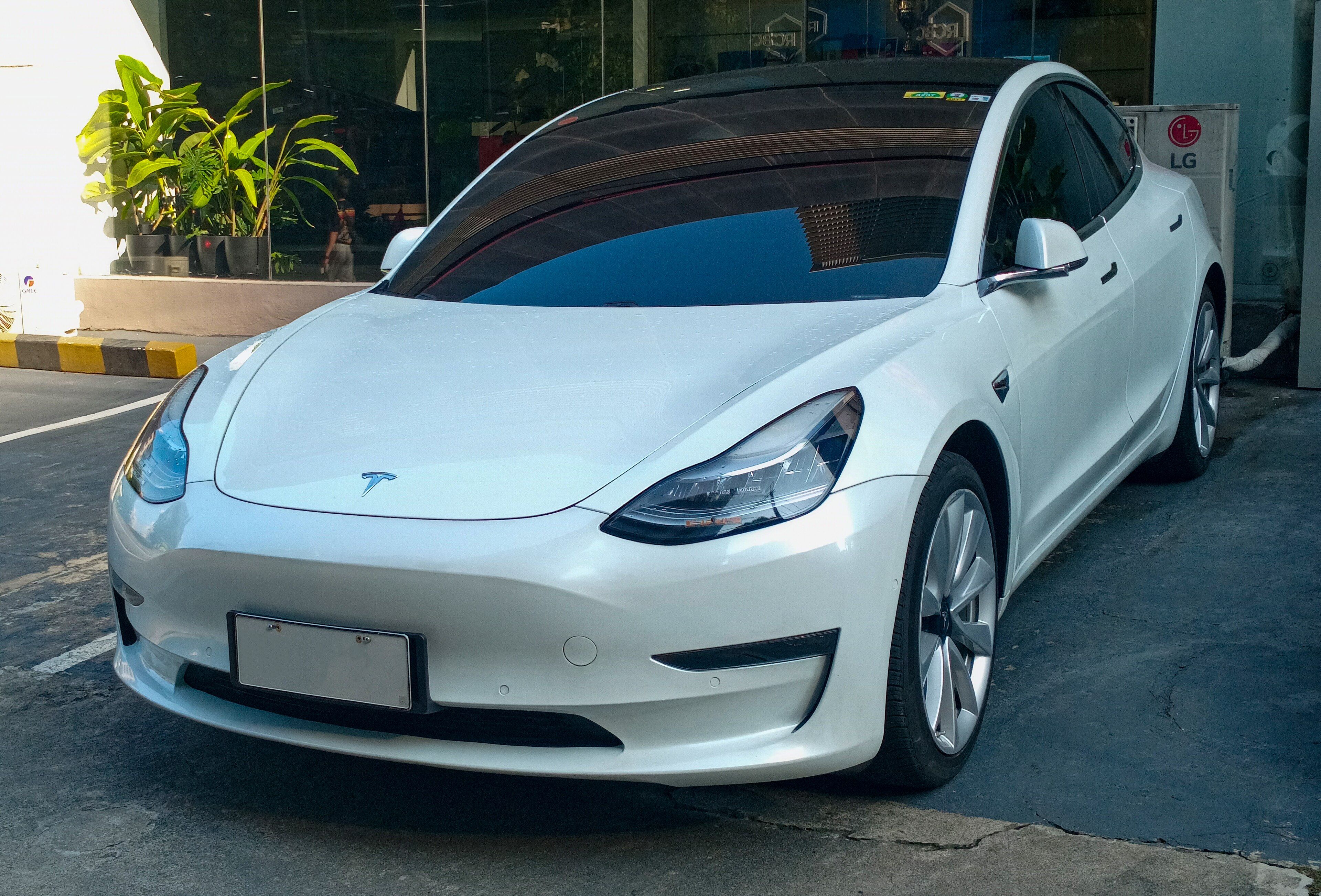 White 2019 Tesla Model 3 Standard Range Plus, front three-quarter view