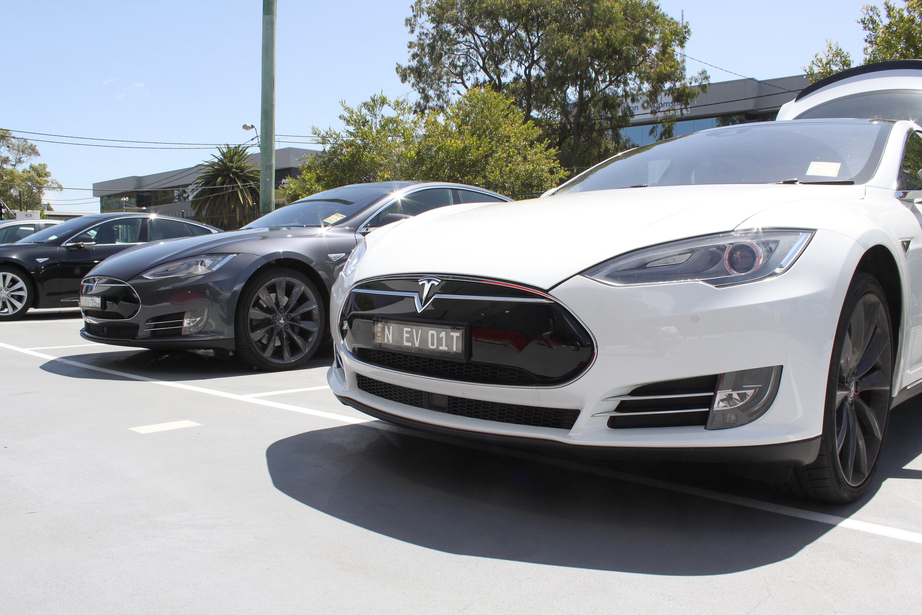 2016 Tesla Model S P90D with nosecone grille, front three-quarter view