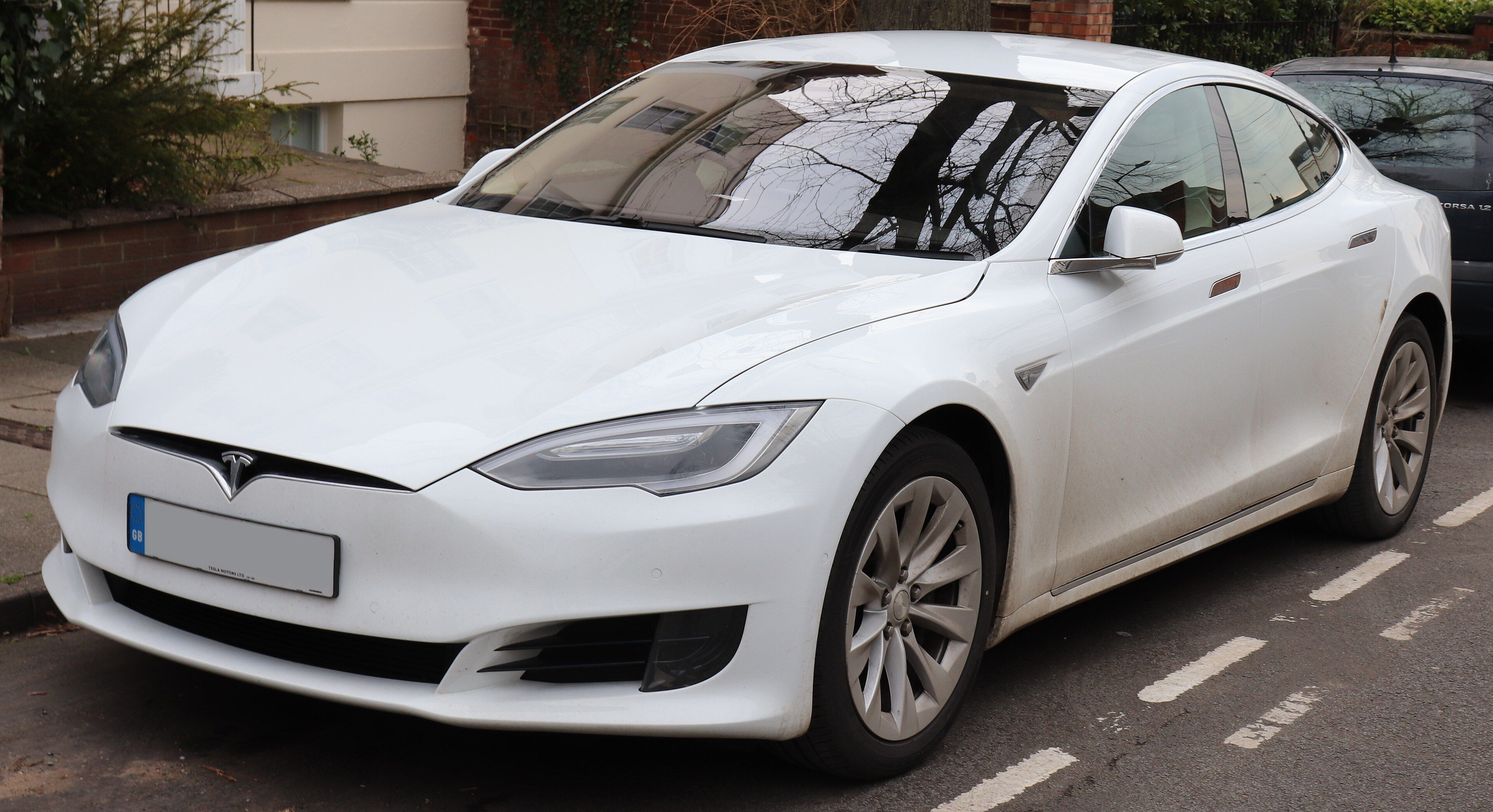 White 2016 Tesla Model S 75 with facelift grille-less nose, front three-quarter view