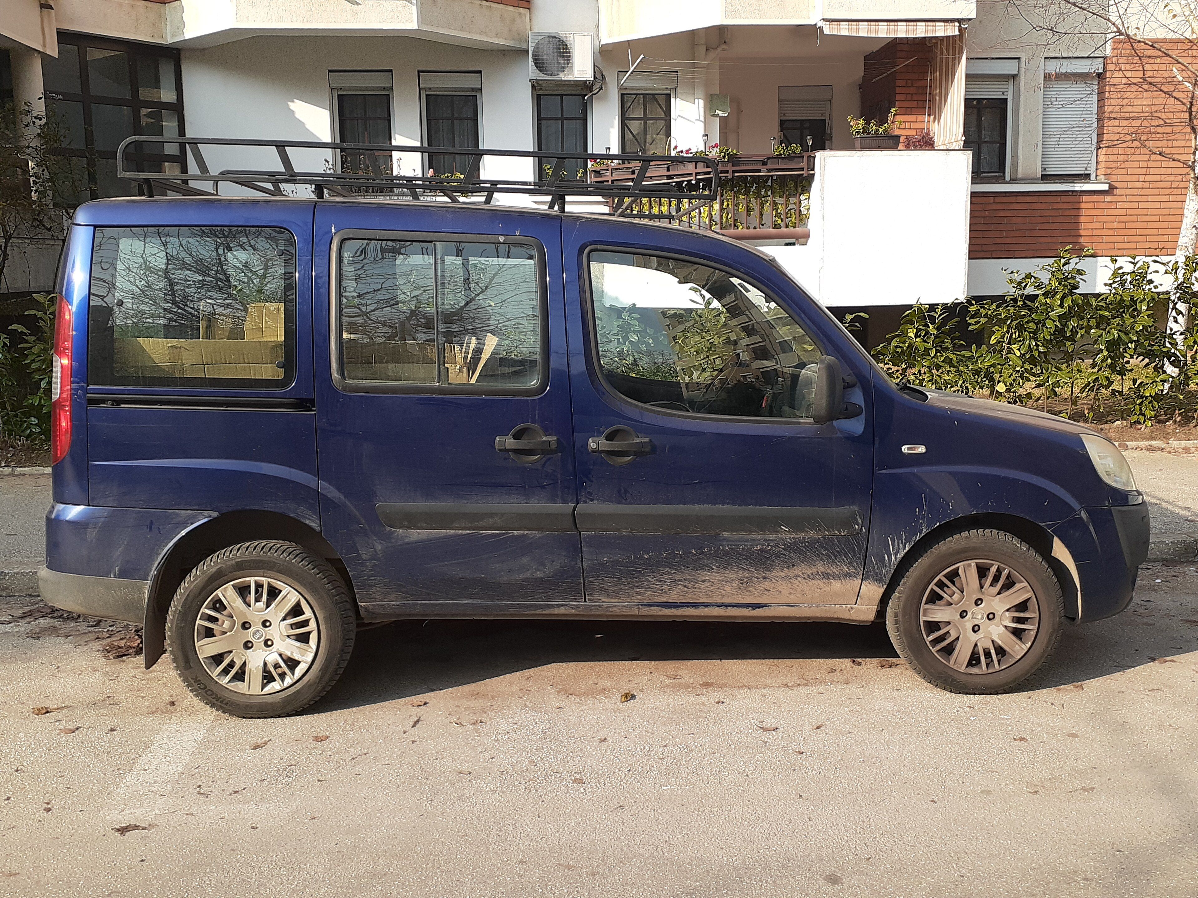 Blue first-generation Fiat Doblò (Type 223) combi, side profile