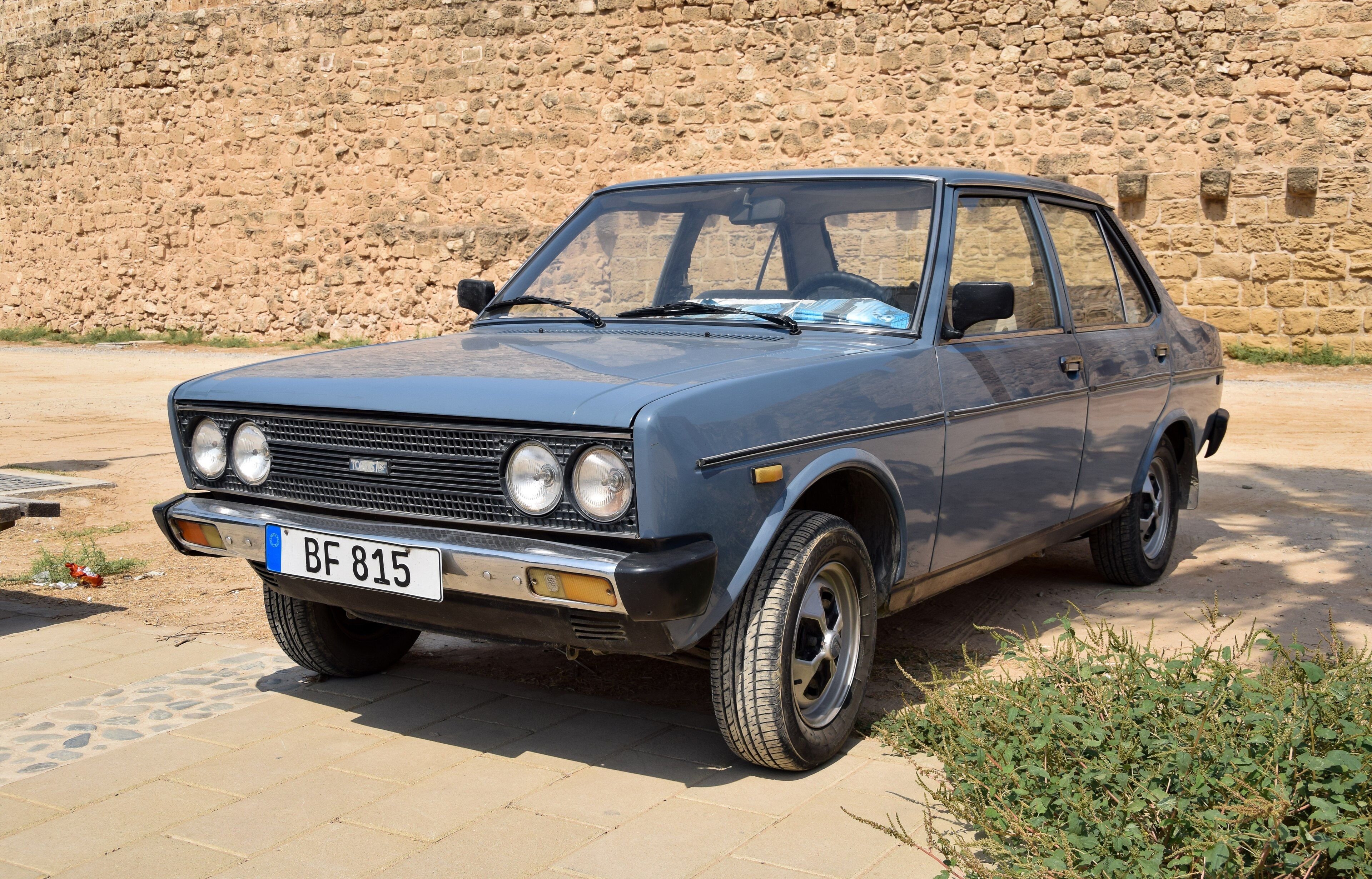 Blue Tofaş 131 Şahin 1600 four-door sedan, front three-quarter view