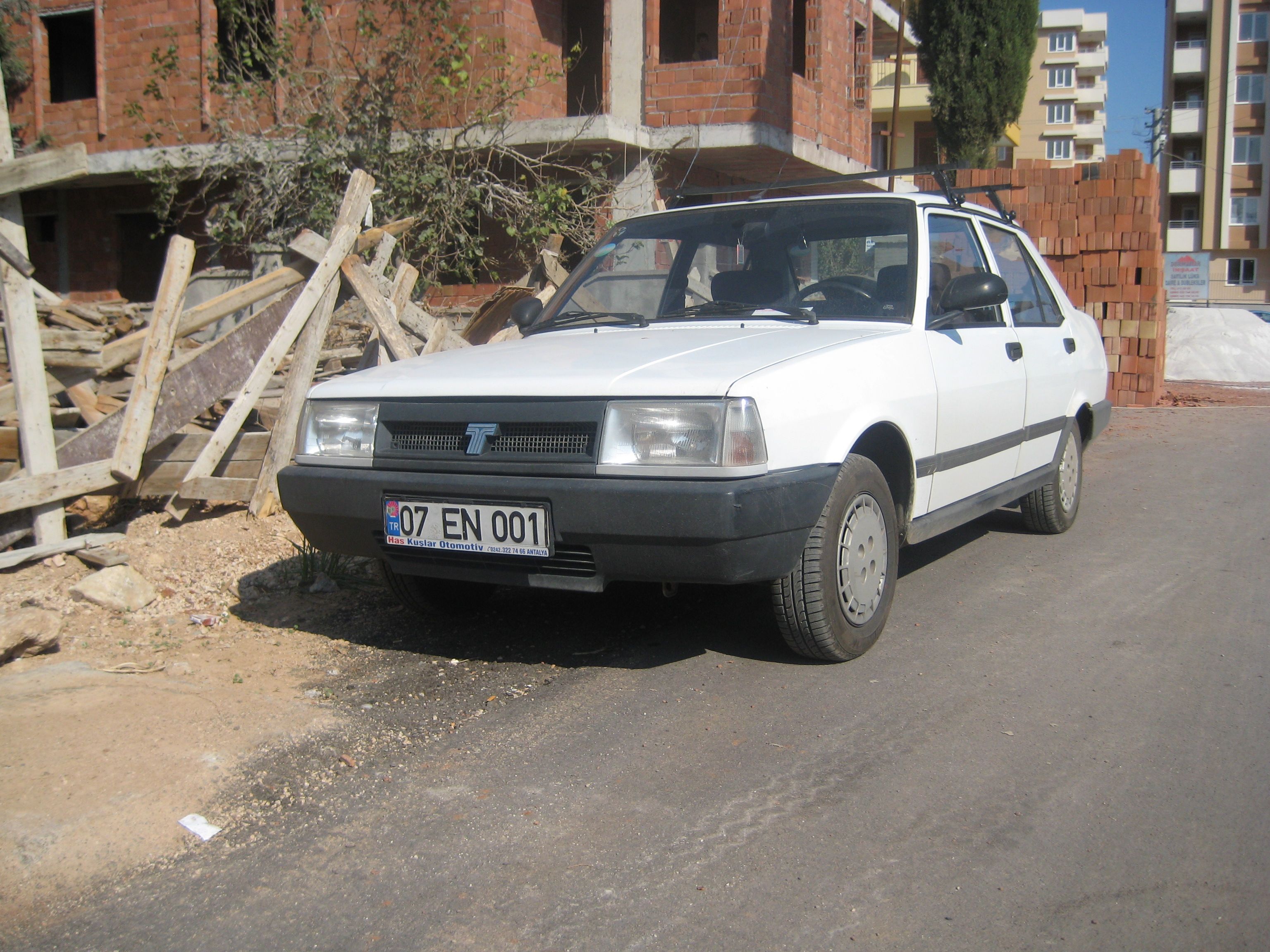White facelifted Tofaş Şahin four-door sedan, front three-quarter view