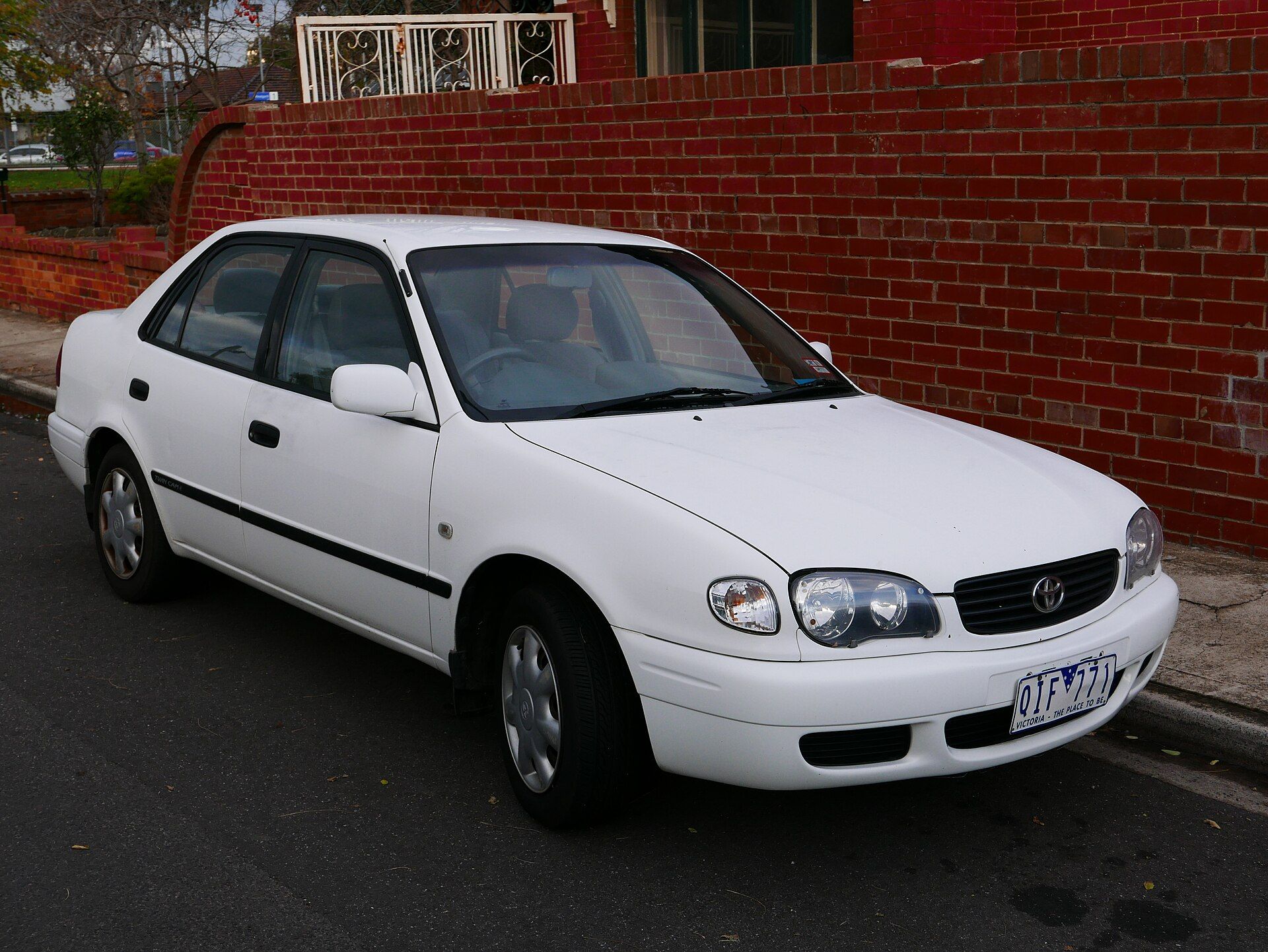 White facelifted E110 Toyota Corolla sedan, front three-quarter view