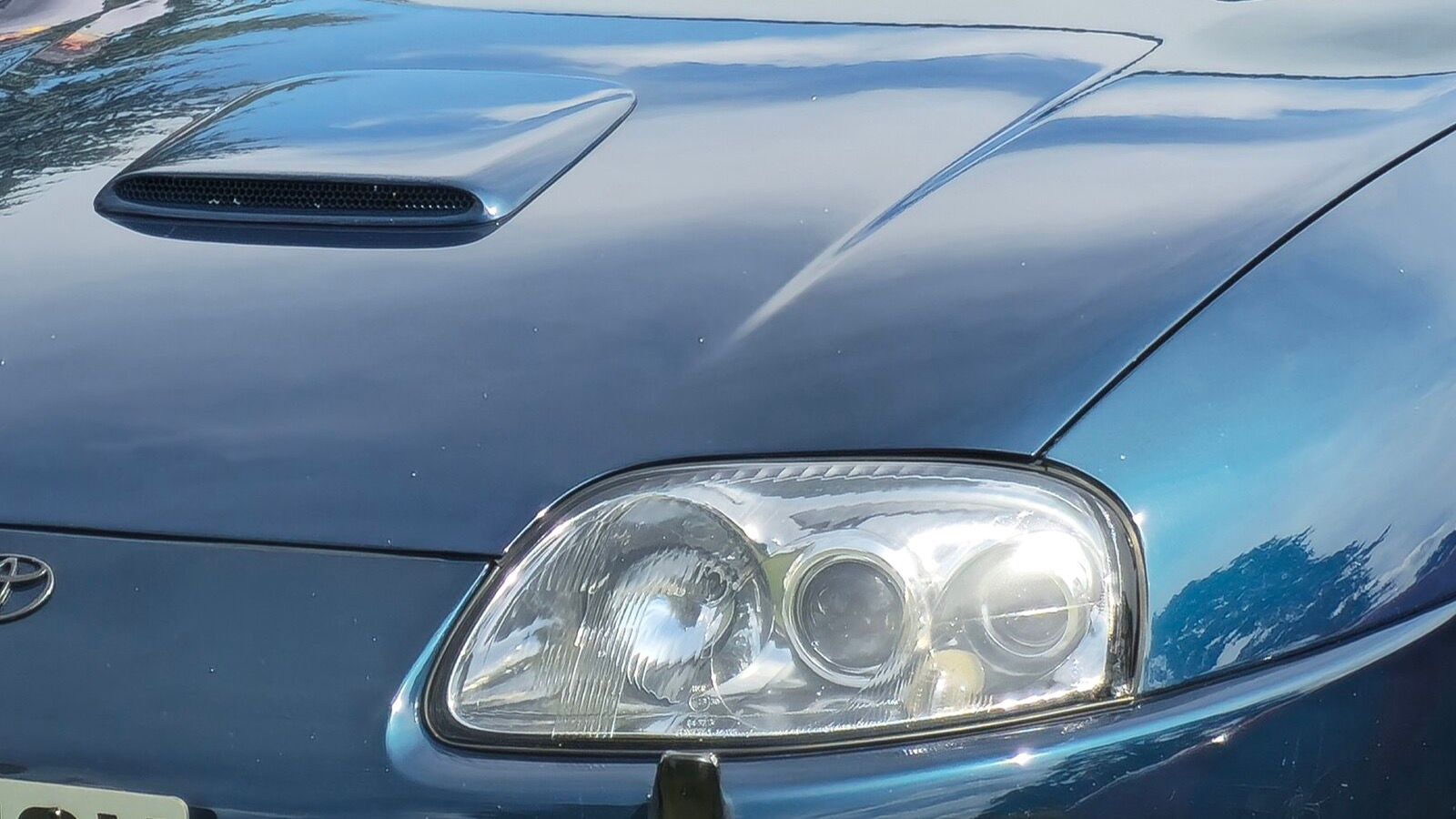 1995 Toyota Supra, fourth generation — coupe, front three-quarter view