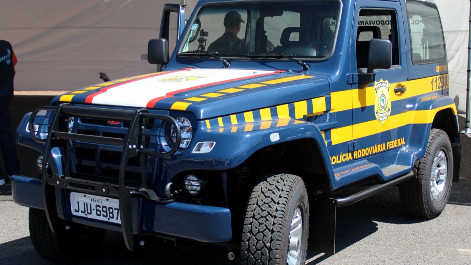 Second-generation Troller T4 in Brazilian Polícia Rodoviária Federal livery, front three-quarter view