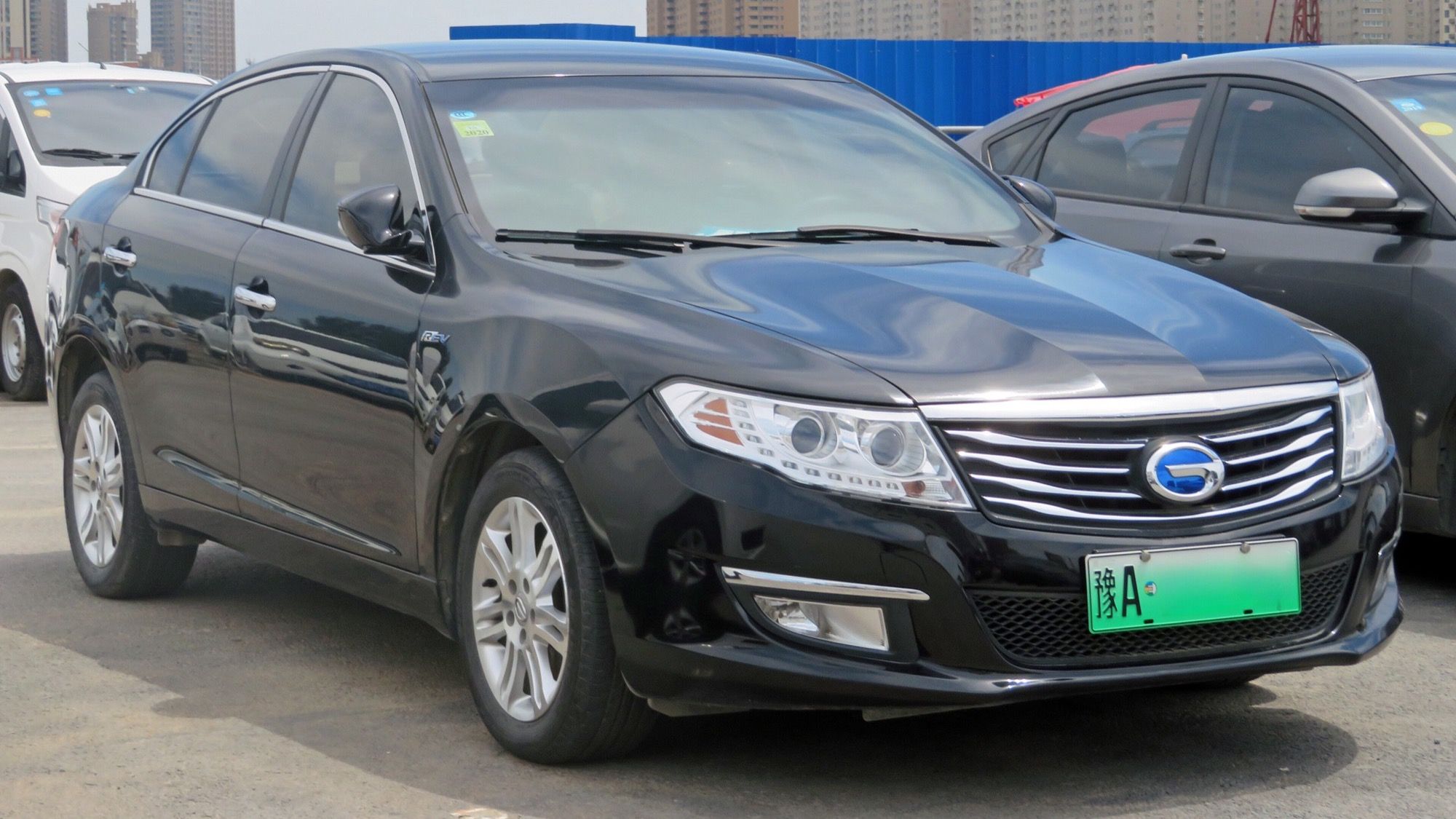 White 2014 Trumpchi GA5 REV sedan, front three-quarter view