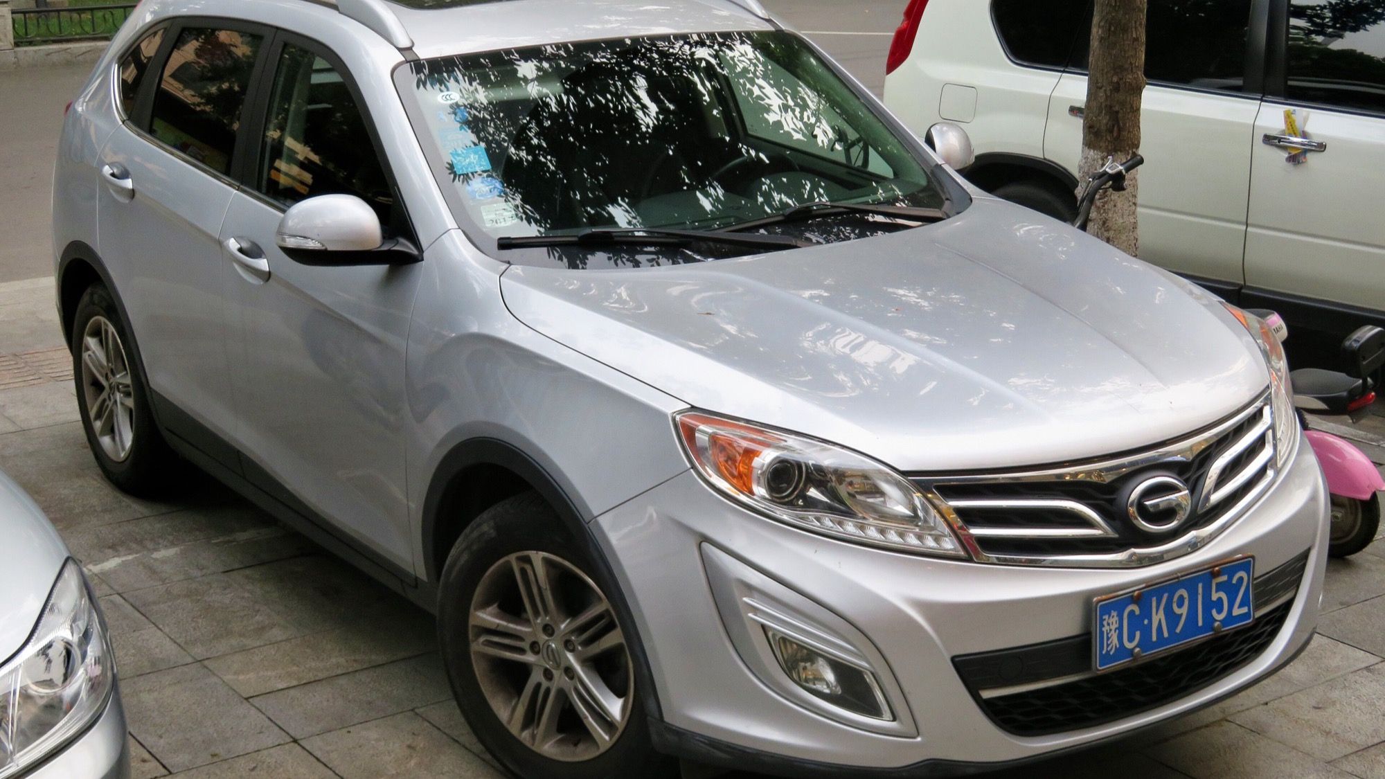 Silver 2013 Trumpchi GS5 SUV, front three-quarter view