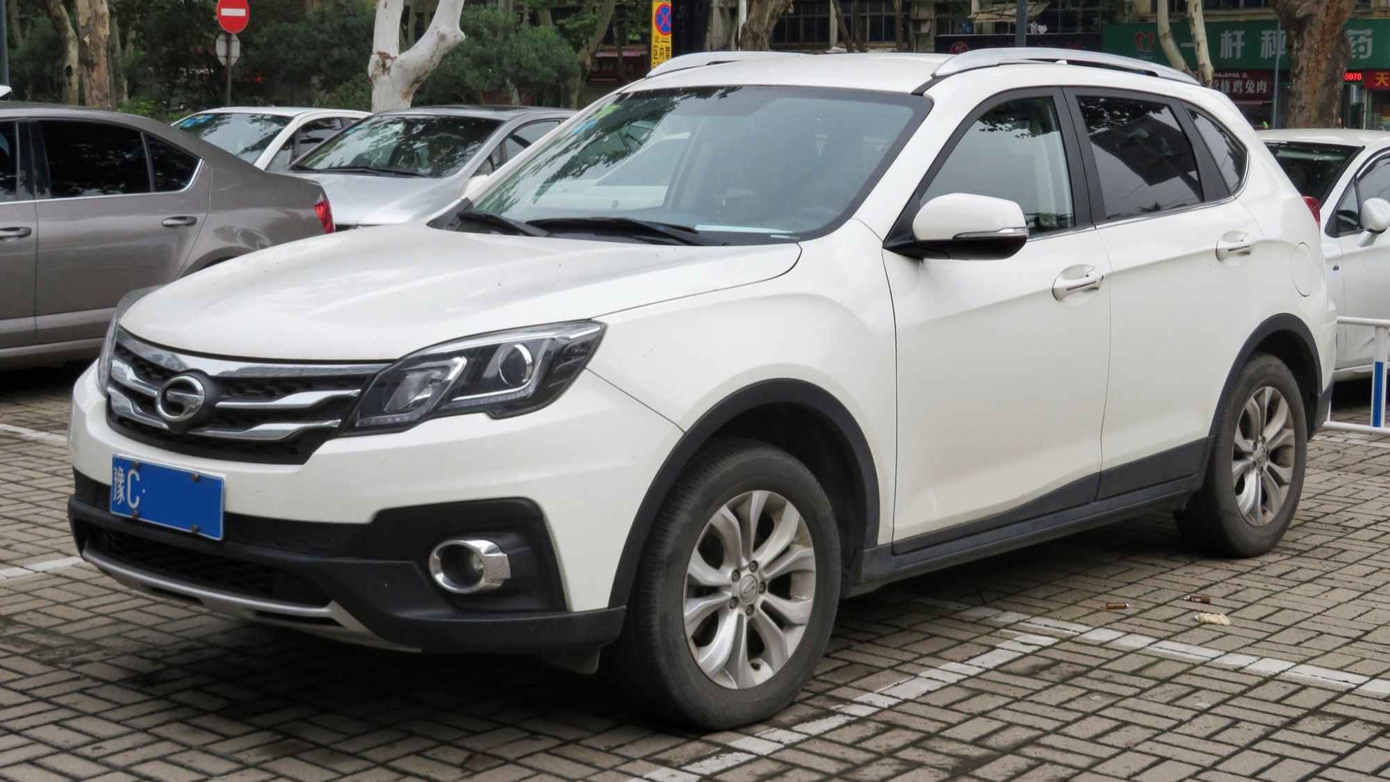 White 2015 Trumpchi GS5 Super SUV, front three-quarter view