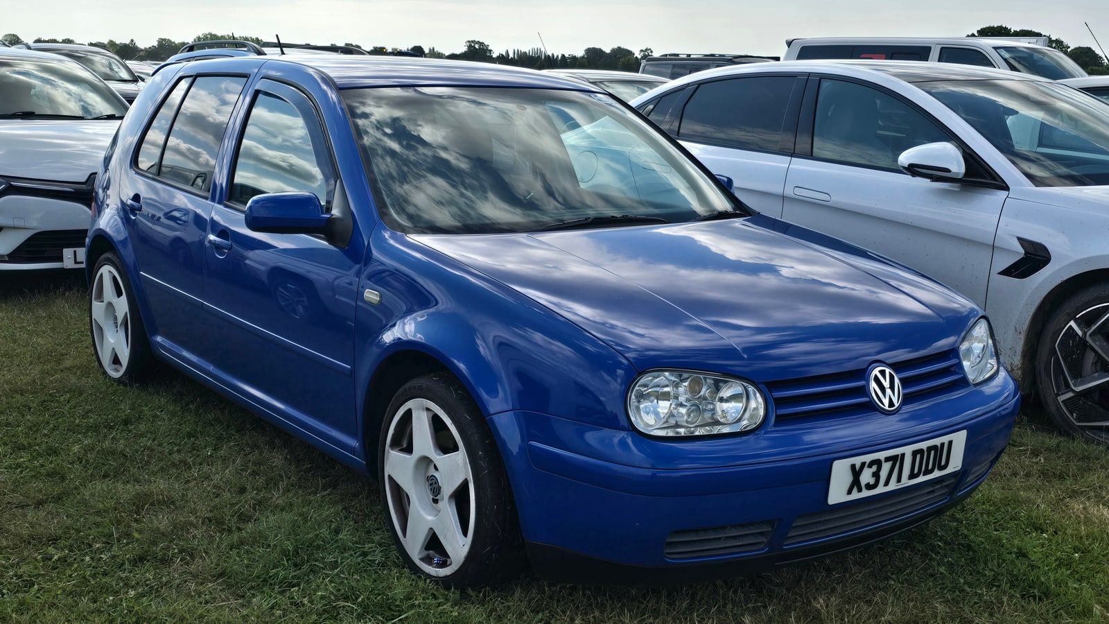 2000 Volkswagen Golf — exterior view