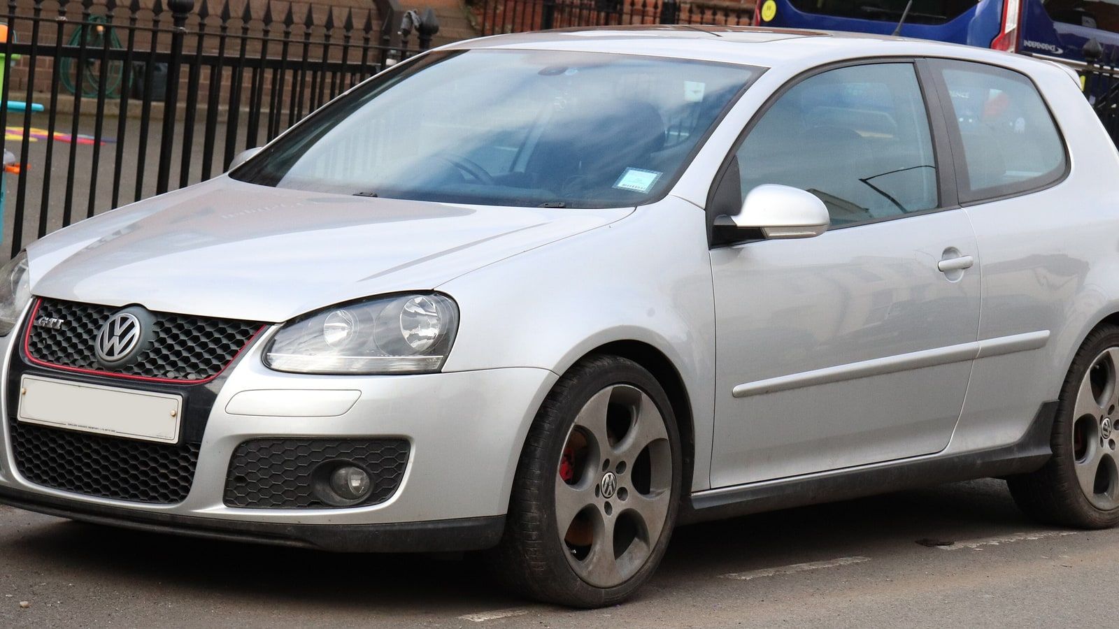 2005 Volkswagen Golf — exterior view