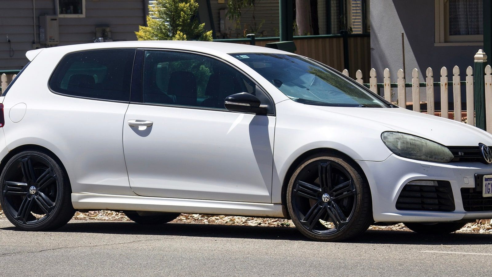 2010 Volkswagen Golf — exterior view