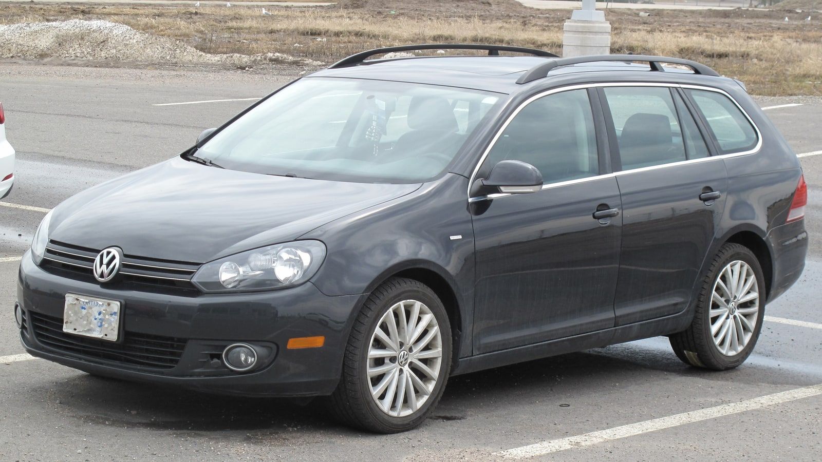 2014 Volkswagen Golf — exterior view