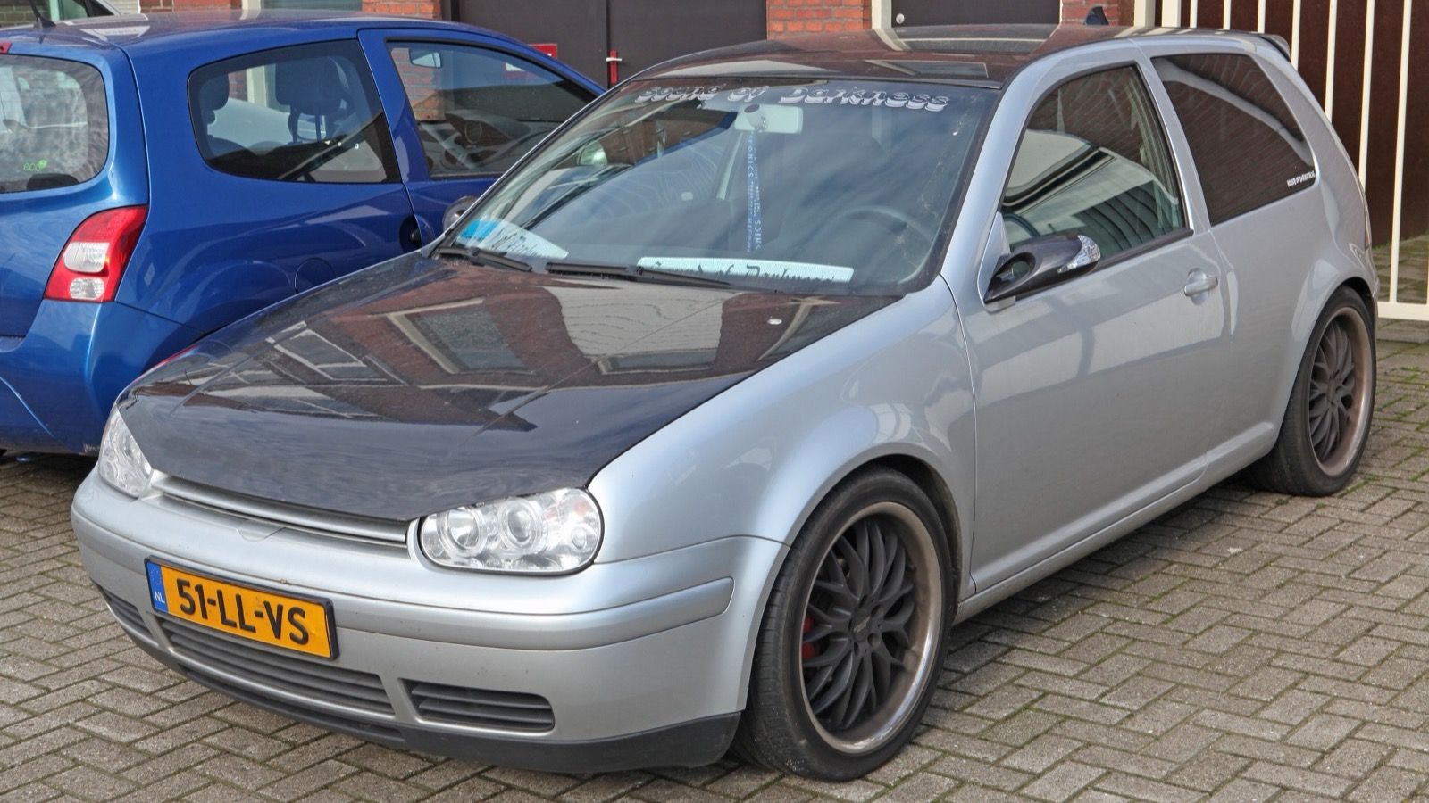Fourth-generation Volkswagen Golf (Mk4), silver — front three-quarter view